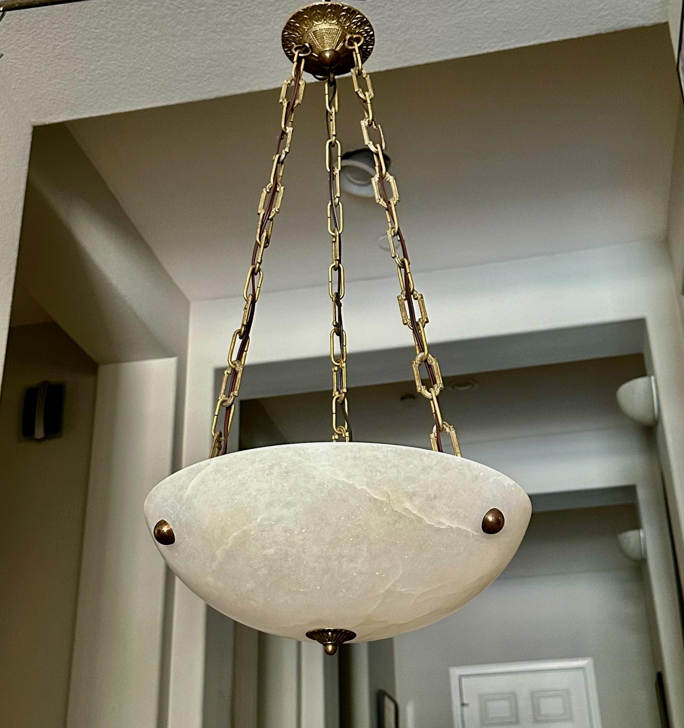 Français Lustre à pendentifs en albâtre de style Directoire en vente