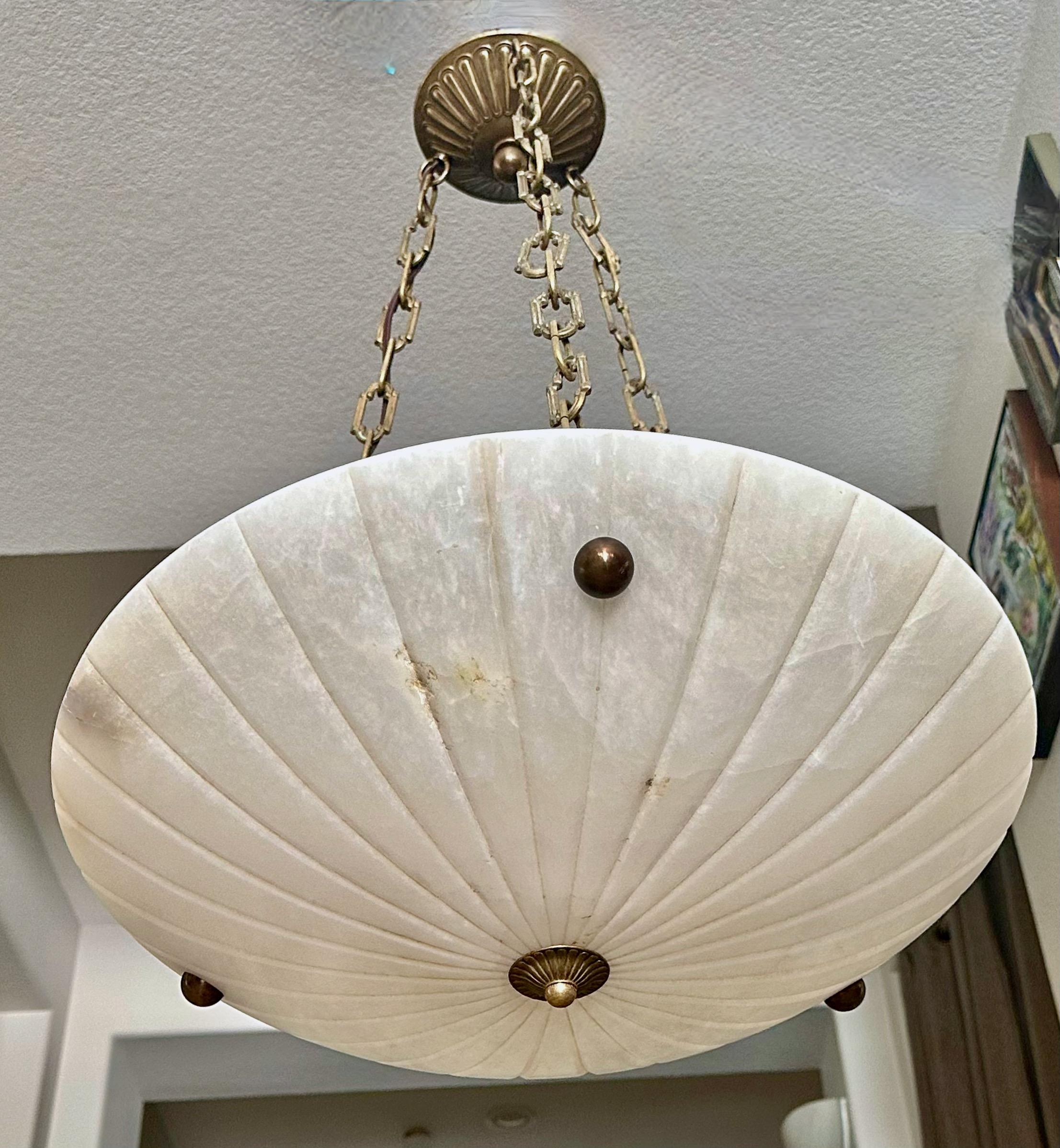 Lustre à pendentifs en albâtre de style Directoire Bon état - En vente à Palm Springs, CA