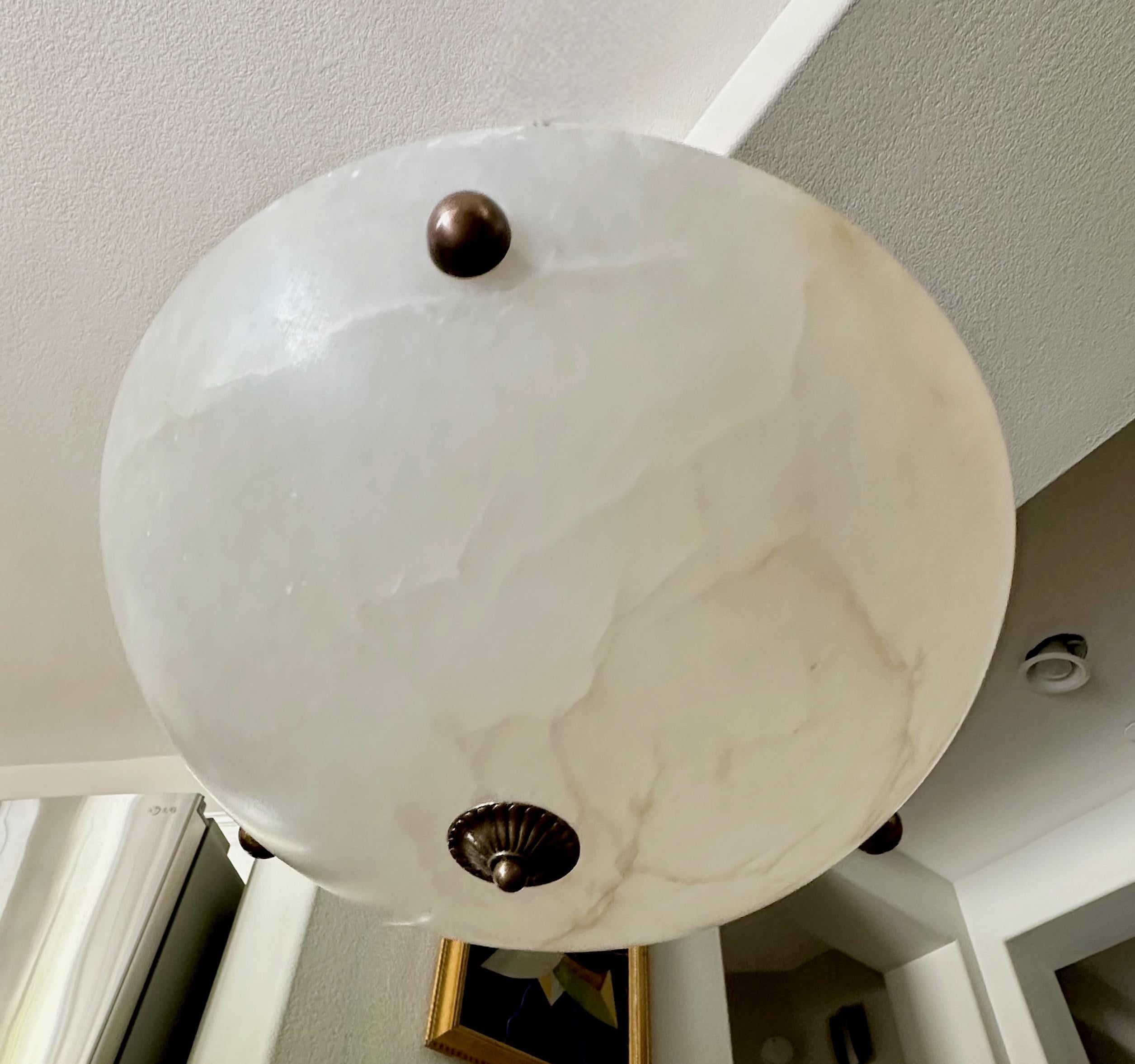 Milieu du XXe siècle Lustre à pendentifs en albâtre de style Directoire en vente