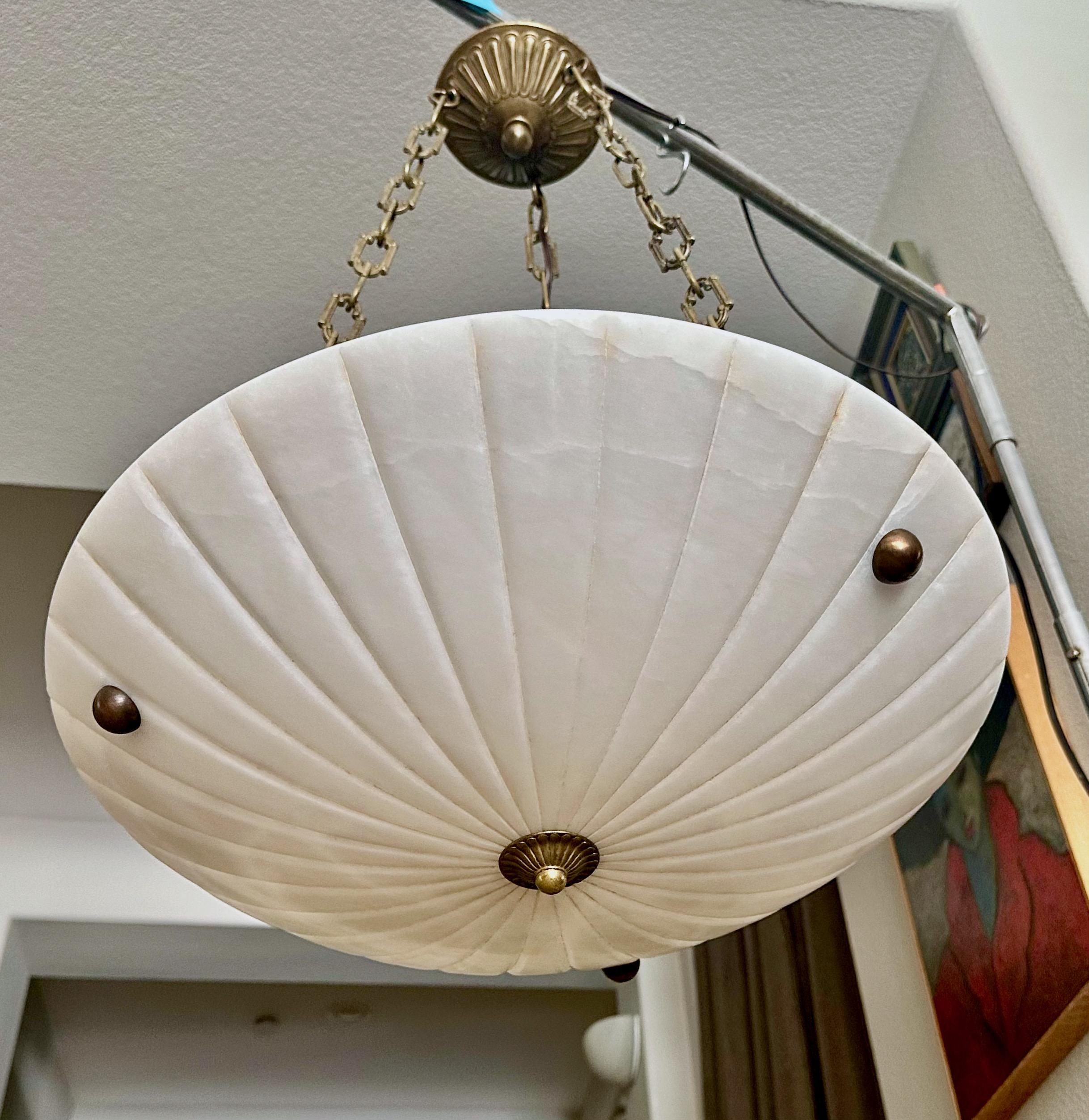 Laiton Lustre à pendentifs en albâtre de style Directoire en vente