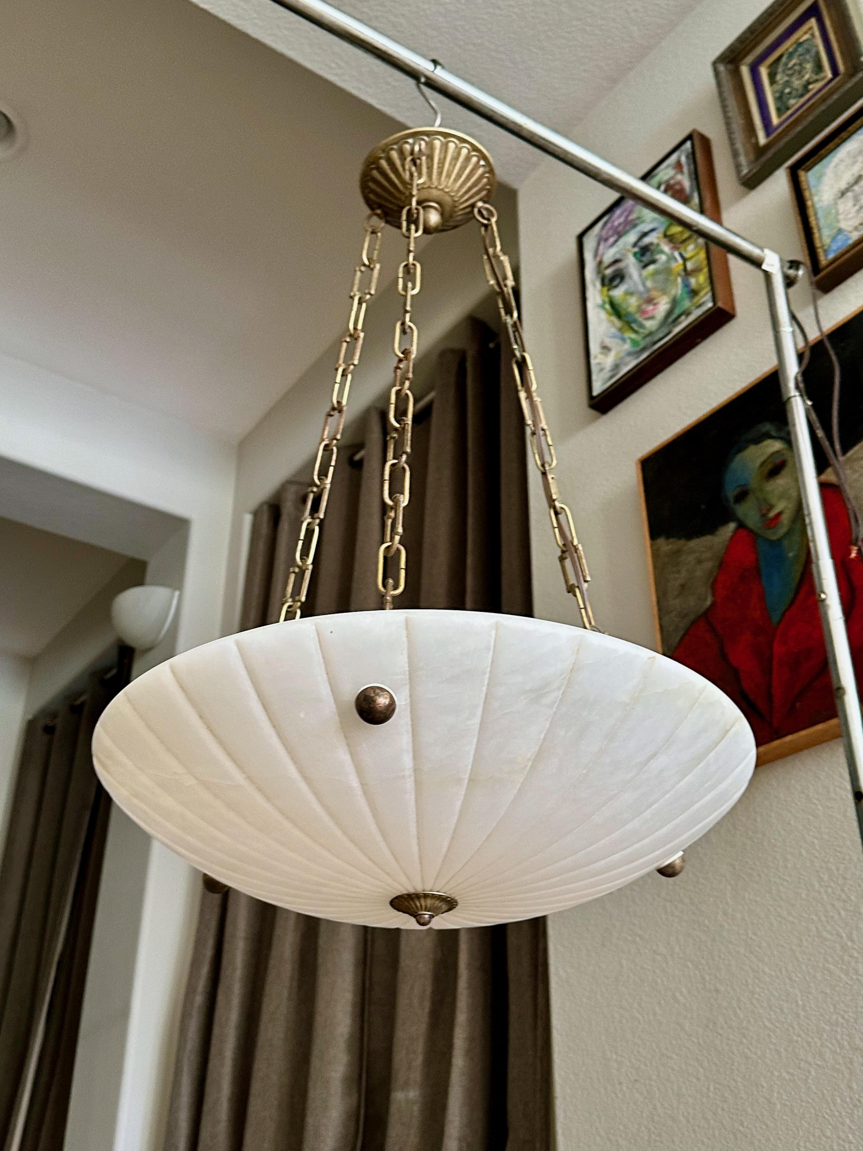 Ottone Lampadario a sospensione in alabastro francese in stile Directoire in vendita