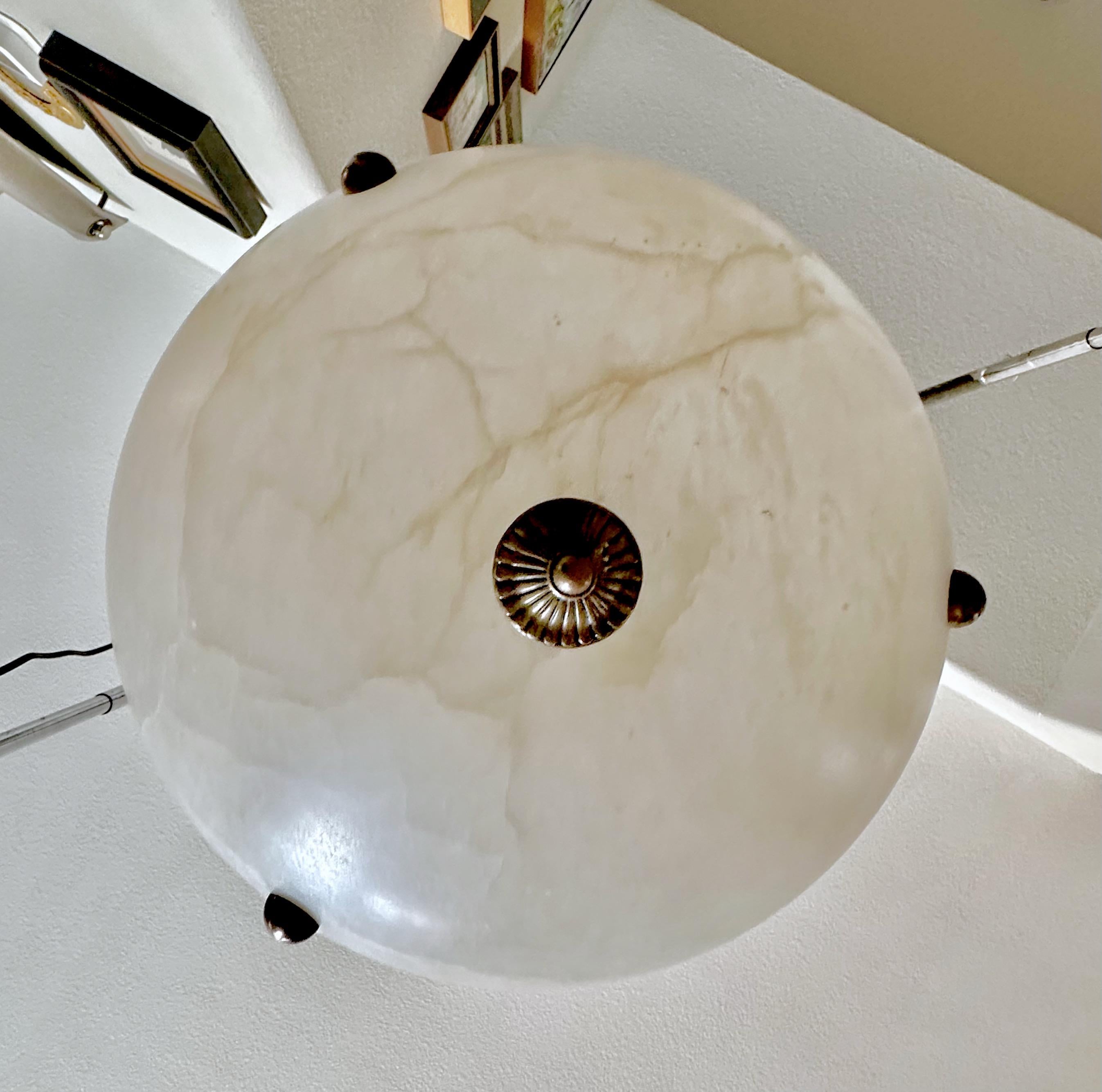Lustre à pendentifs en albâtre de style Directoire en vente 2