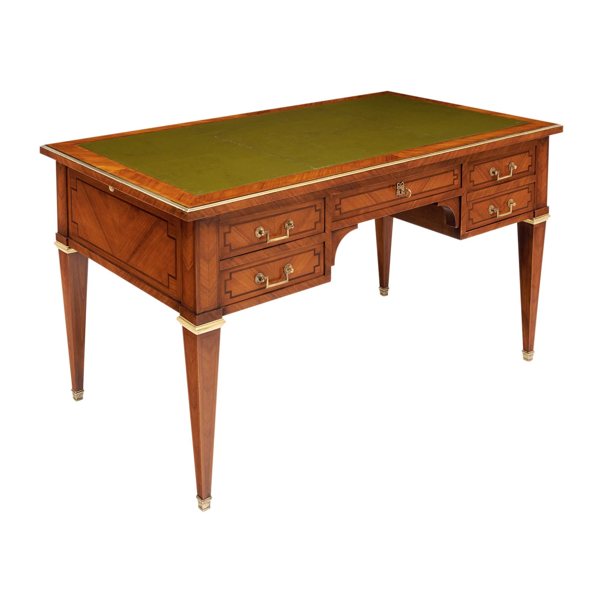Schreibtisch aus Frankreich im Directoire-Stil. Dieses Stück ist aus Massivholz gefertigt, hauptsächlich aus Palisander und getöntem Palisanderparkett. Der Schreibtisch wurde mit einer glänzenden französischen Politur in Museumsqualität versehen. Es