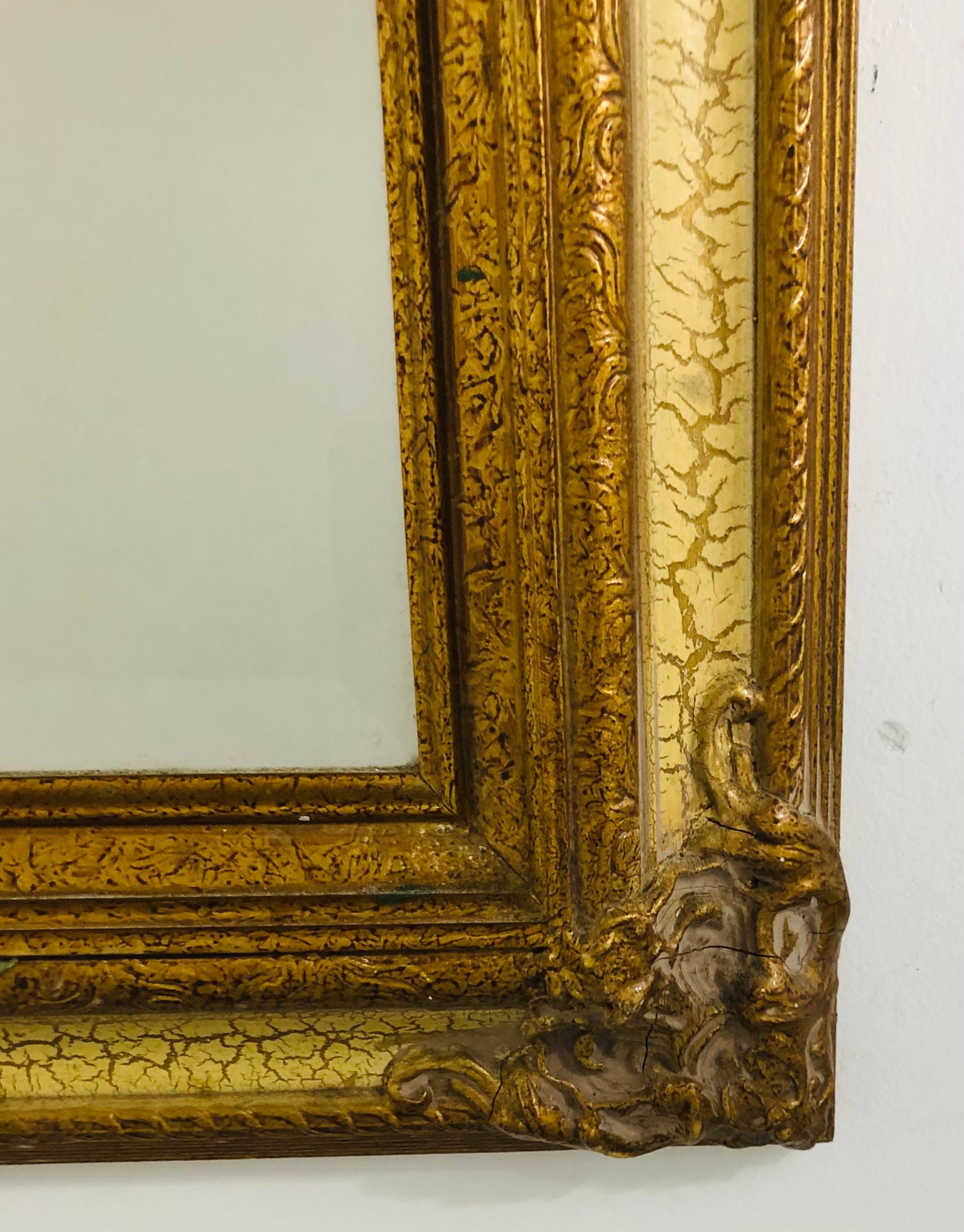 Miroir mural ou de table à cadre patiné et doré sculpté à la main de style Directoire français Bon état - En vente à Plainview, NY