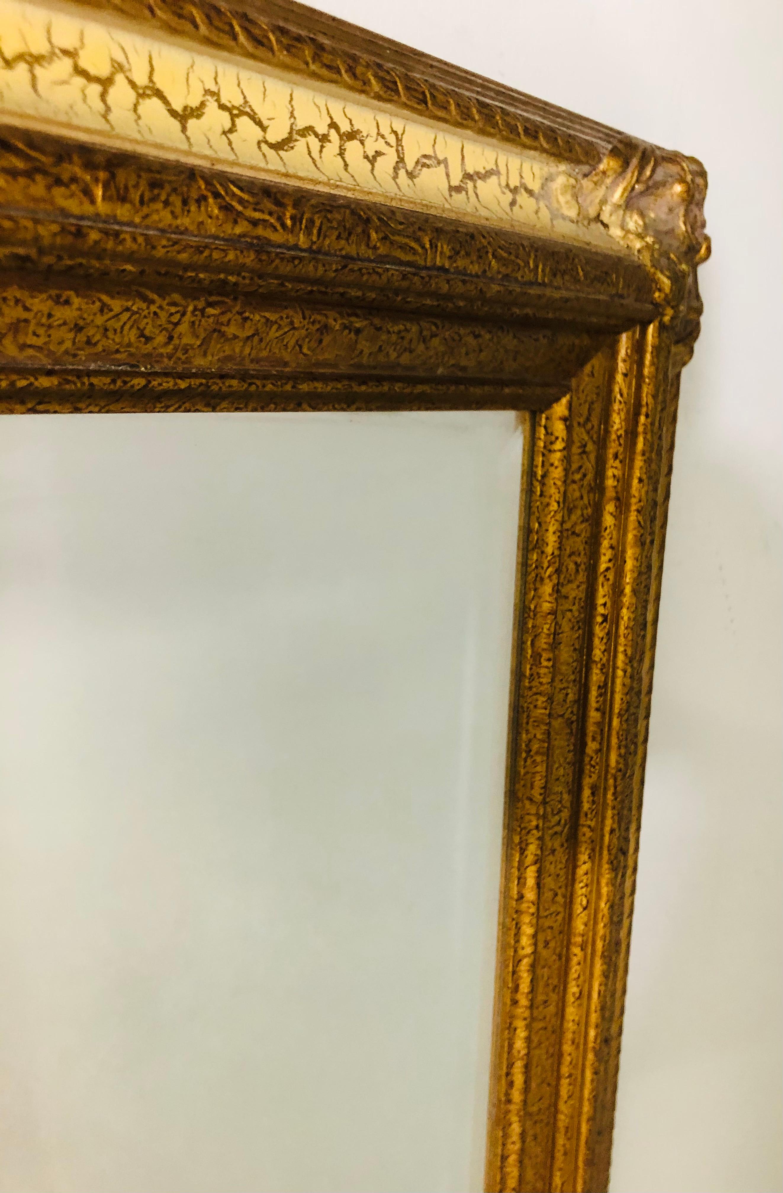 20ième siècle Miroir mural ou de table à cadre patiné et doré sculpté à la main de style Directoire français en vente
