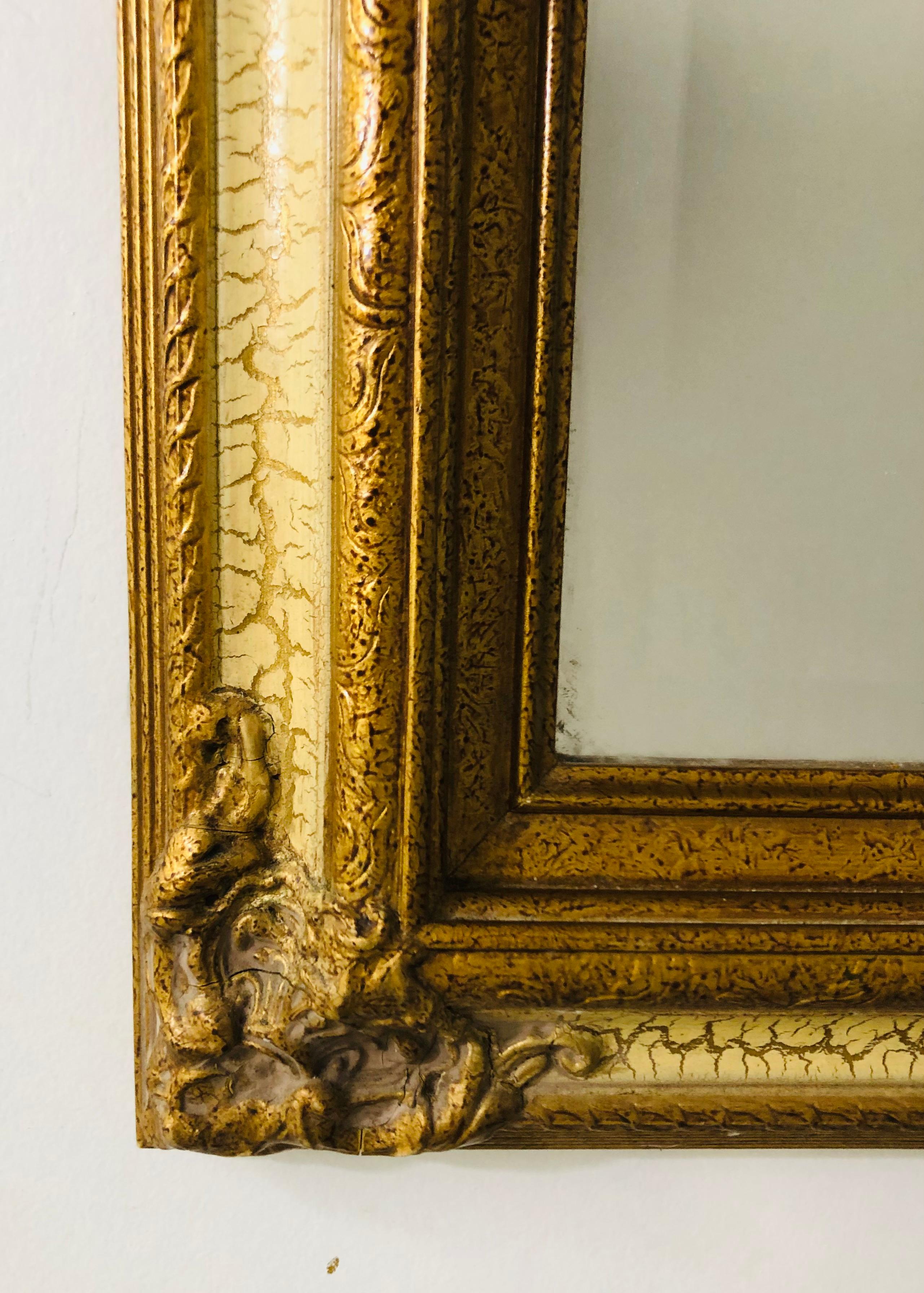 Miroir mural ou de table à cadre patiné et doré sculpté à la main de style Directoire français en vente 2