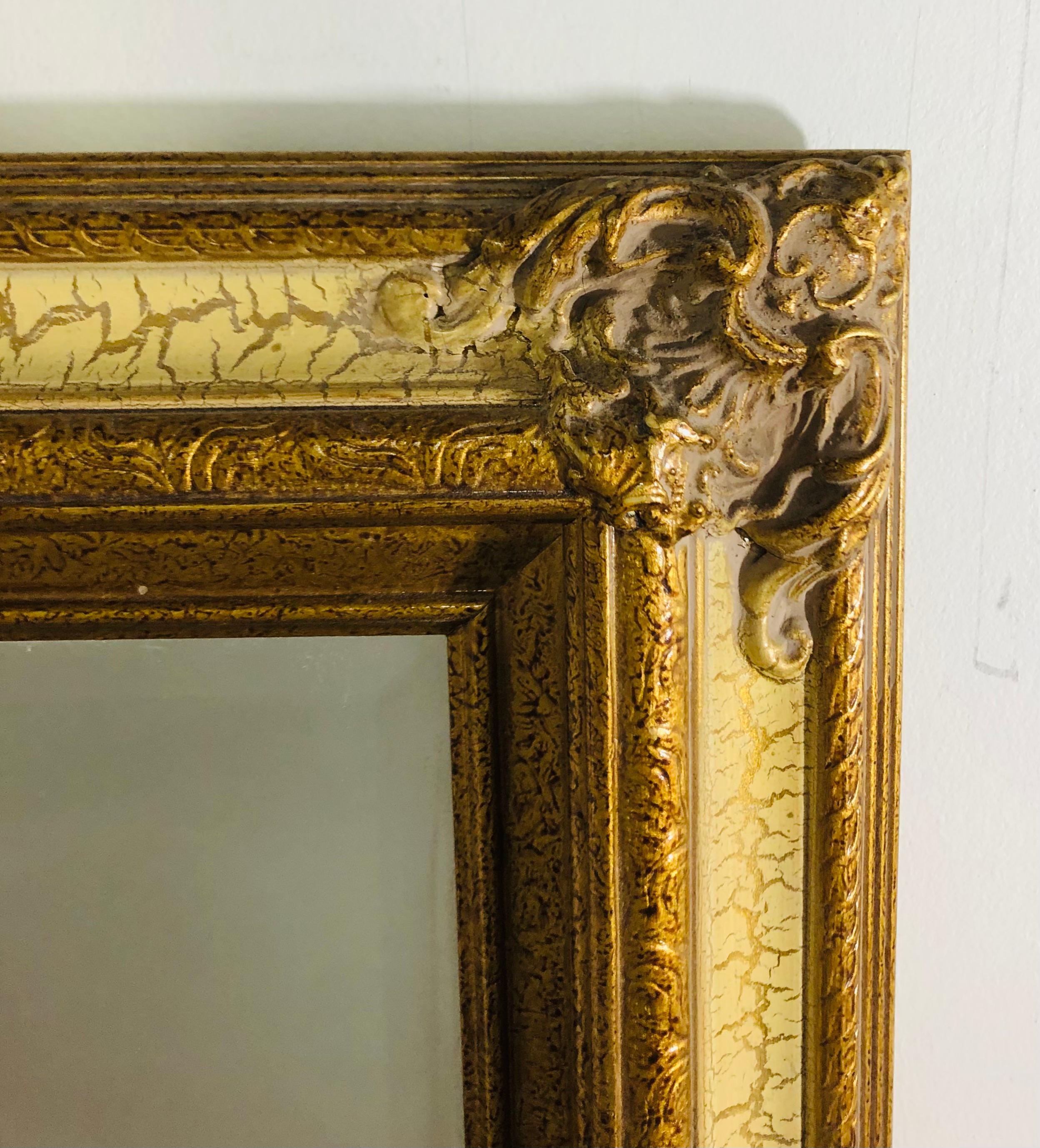 Miroir mural ou de table à cadre patiné et doré sculpté à la main de style Directoire français en vente 3