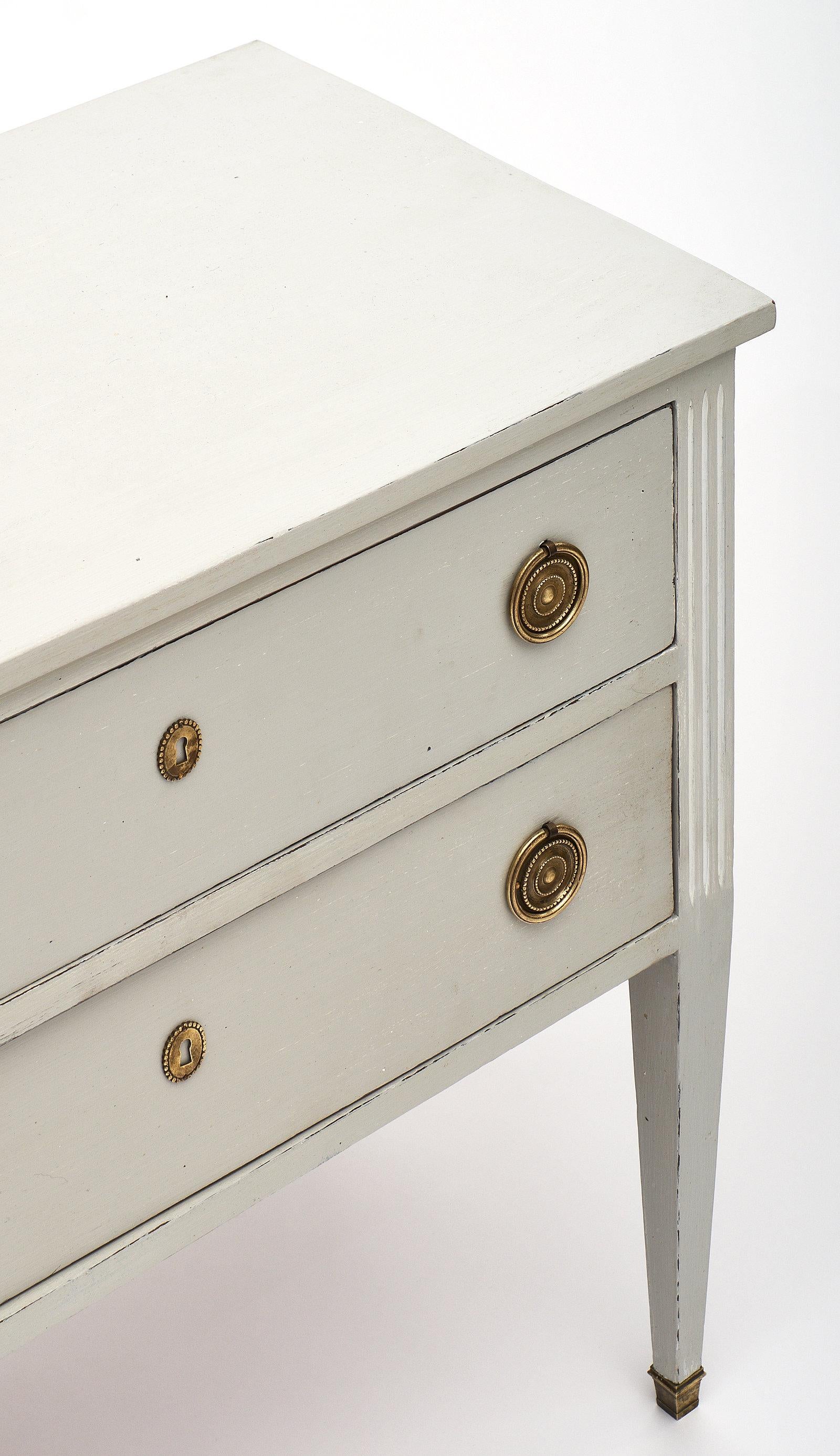 Directoire Style French Painted Chest im Zustand „Gut“ in Austin, TX