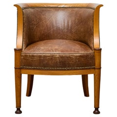 Obstholzsessel im Directoire-Stil mit brauner Lederpolsterung