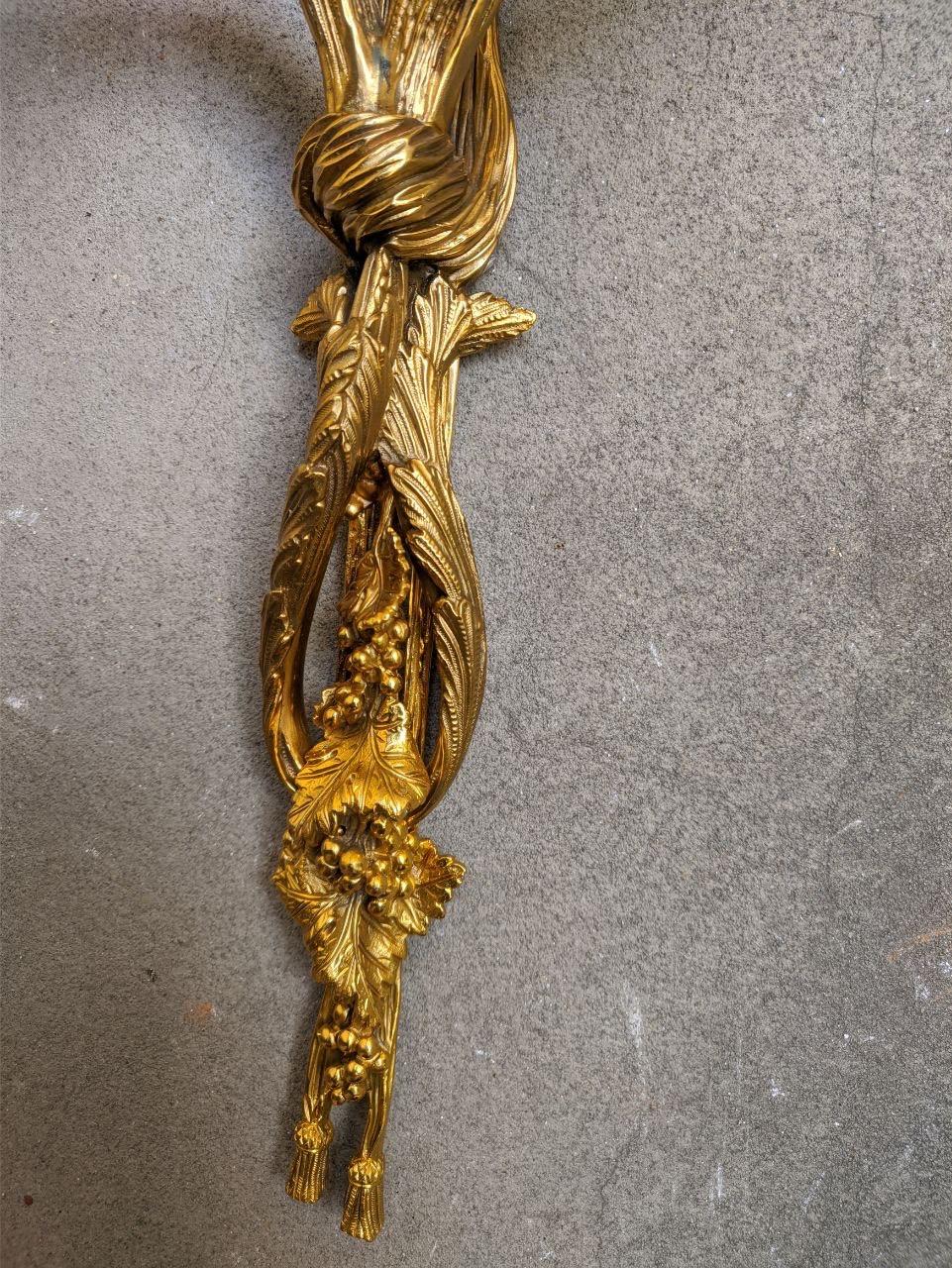 Dreiflammiger Wandleuchter im Directoire-Stil aus vergoldeter Bronze von Gherardo degli Albizzi (Italienisch) im Angebot