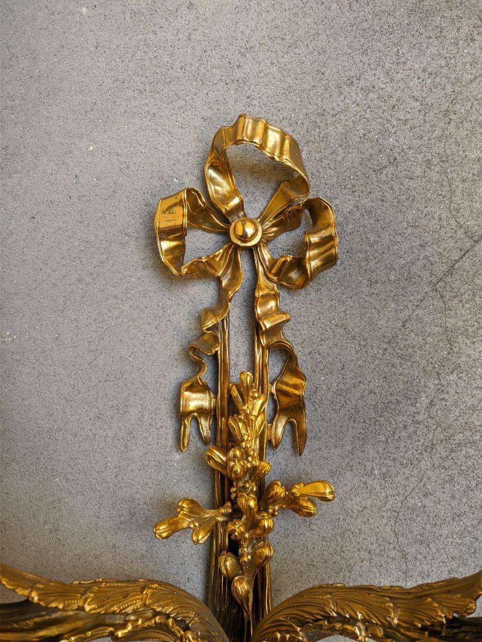 Dreiflammiger Wandleuchter im Directoire-Stil aus vergoldeter Bronze von Gherardo degli Albizzi (Vergoldet) im Angebot