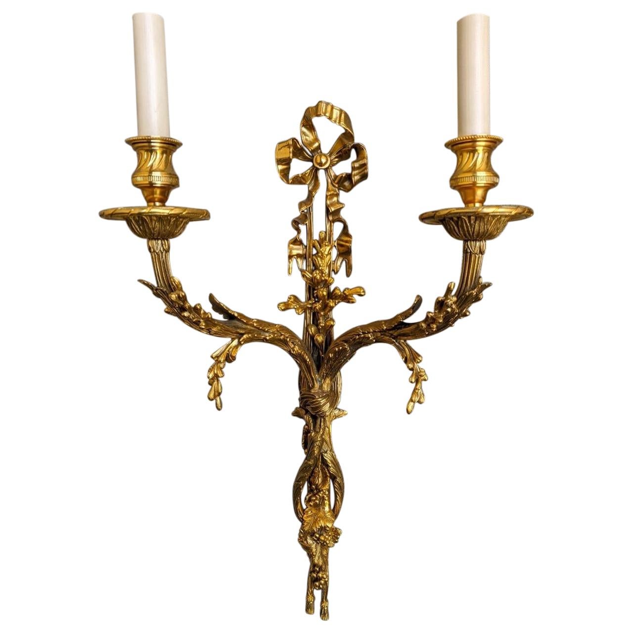 Directoire-Wandleuchte im Directoire-Stil aus vergoldeter Bronze mit zwei Leuchten von Gherardo degli Albizzi im Angebot