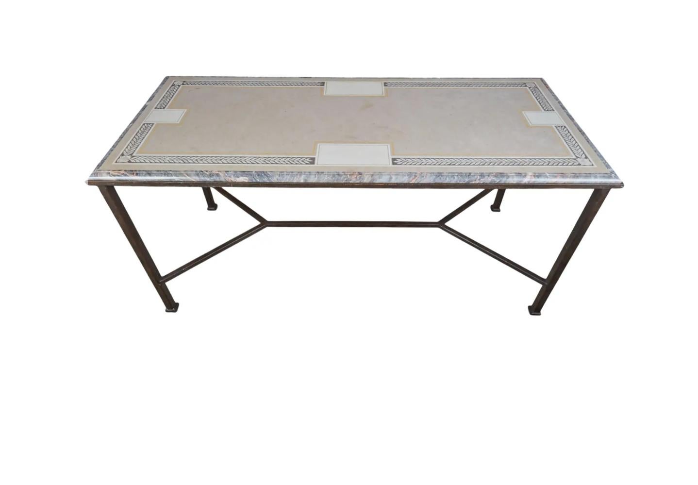 Italienischer schmiedeeiserner und Scagliola-Marmortisch im Directoire-Stil (Art déco) im Angebot