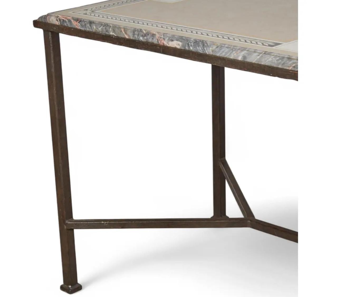 Italienischer schmiedeeiserner und Scagliola-Marmortisch im Directoire-Stil (Ende des 20. Jahrhunderts) im Angebot