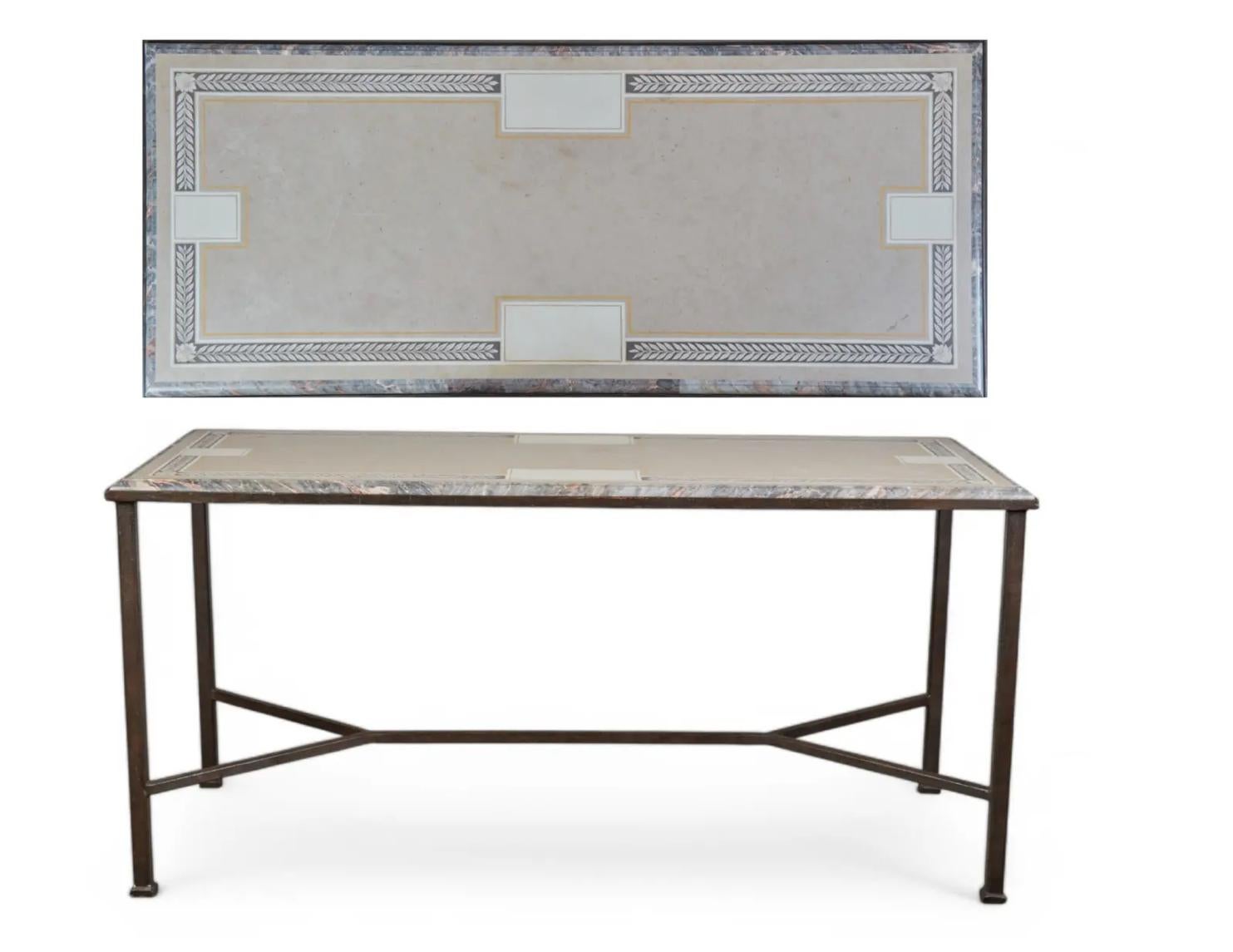 Italienischer schmiedeeiserner und Scagliola-Marmortisch im Directoire-Stil (Eisen) im Angebot