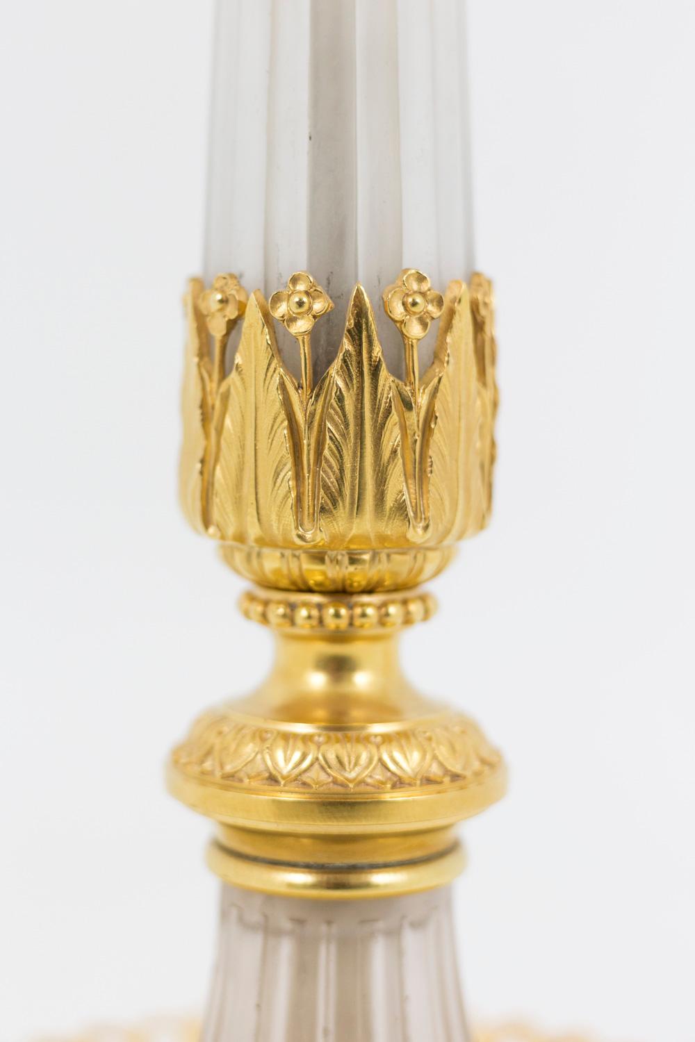 Doré Lampe de style directoire en verre et bronze doré:: années 1950 en vente