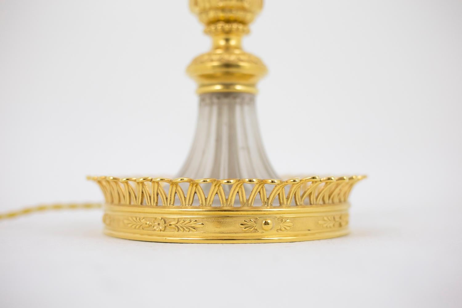 Milieu du XXe siècle Lampe de style directoire en verre et bronze doré:: années 1950 en vente