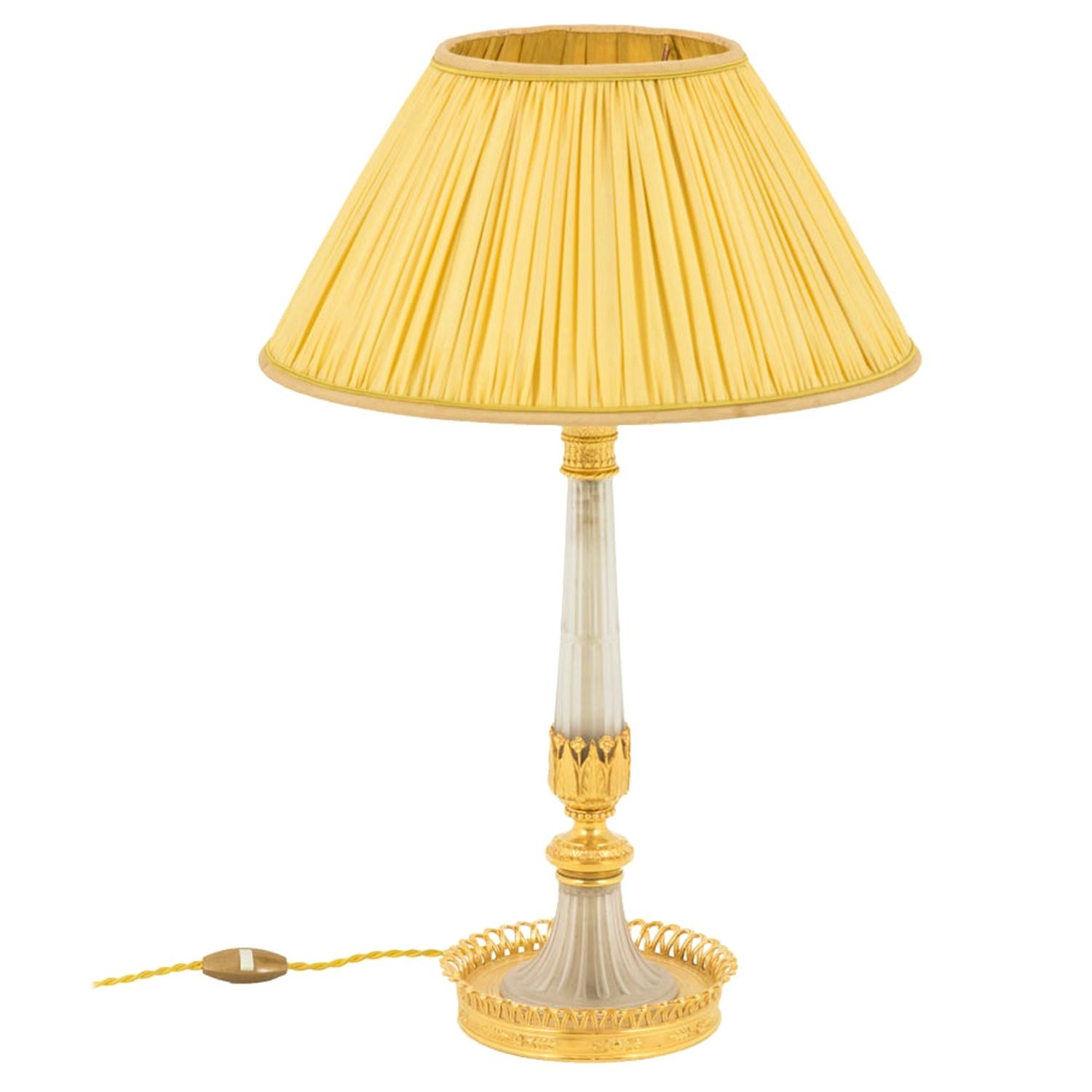 Lampe de style directoire en verre et bronze doré:: années 1950 en vente