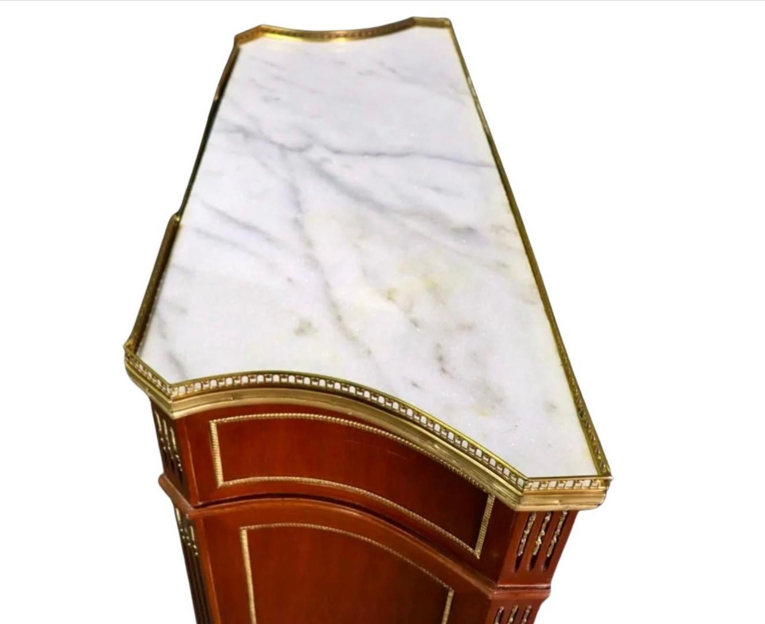 Milieu du XXe siècle Serveur de bar de style Directoire de la Maison Jansen monté en laiton avec plateau en marbre en vente