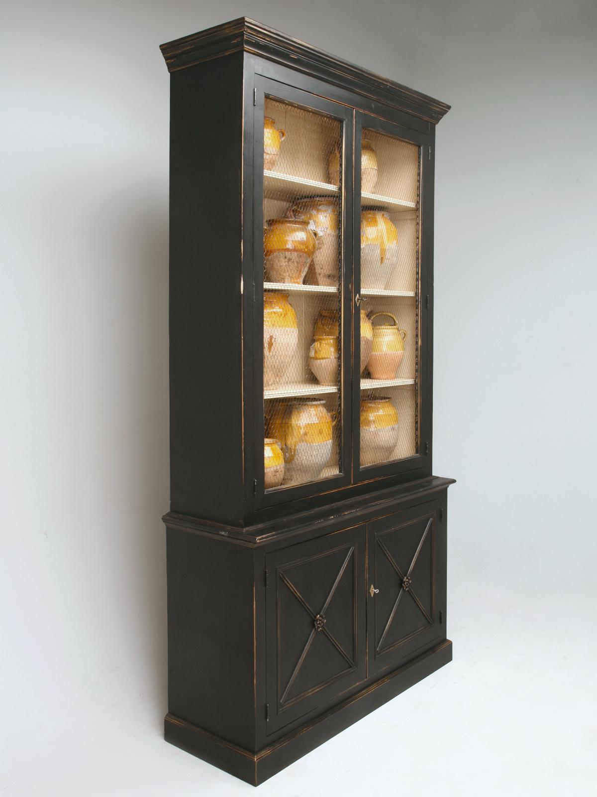Bemalter Bücherregal im Directoire-Stil mit Hühnerdraht- oder Glastüren, erhältlich in jeder Größe (amerikanisch) im Angebot