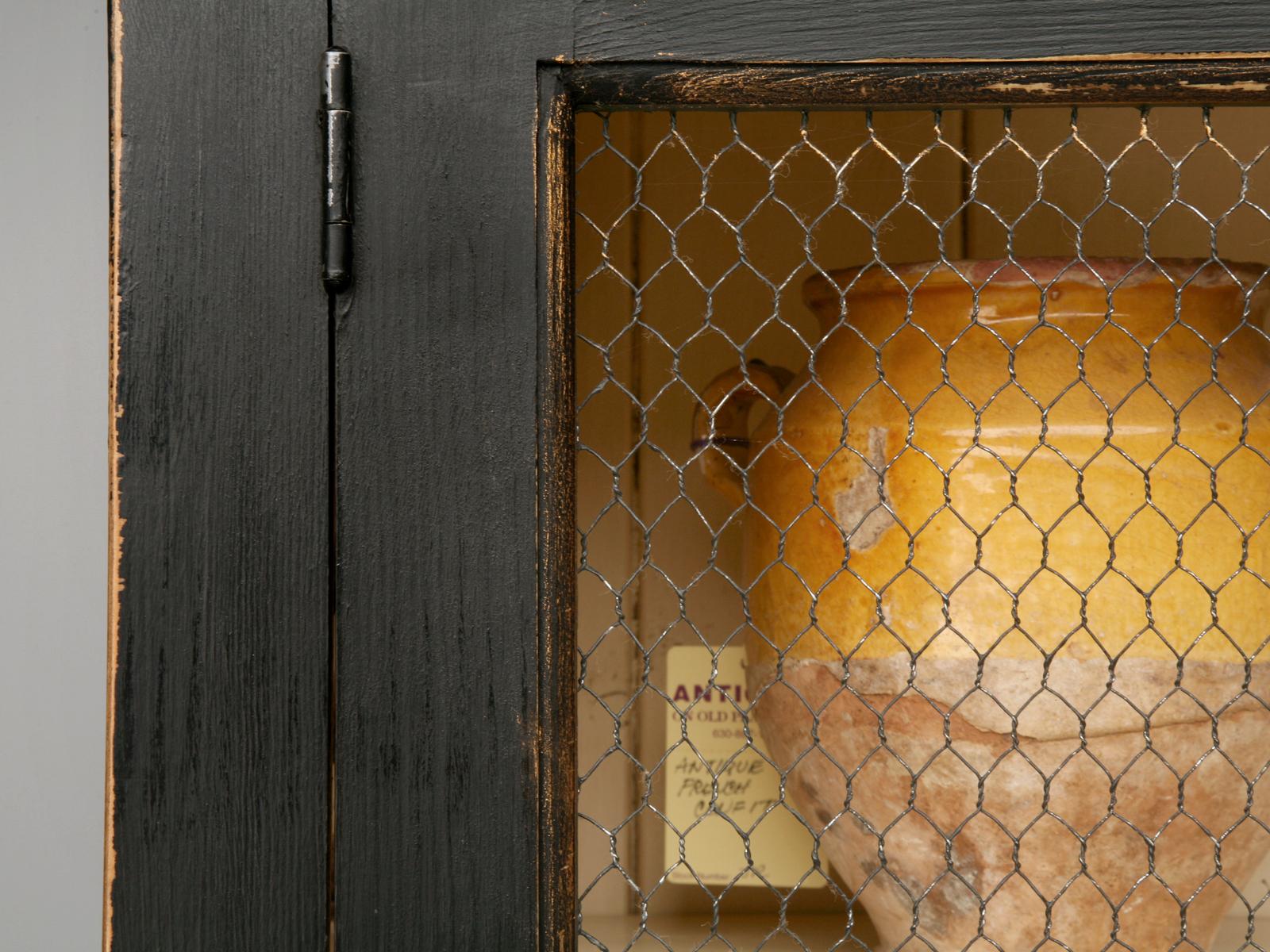 Bemalter Bücherregal im Directoire-Stil mit Hühnerdraht- oder Glastüren, erhältlich in jeder Größe im Zustand „Neu“ im Angebot in Chicago, IL