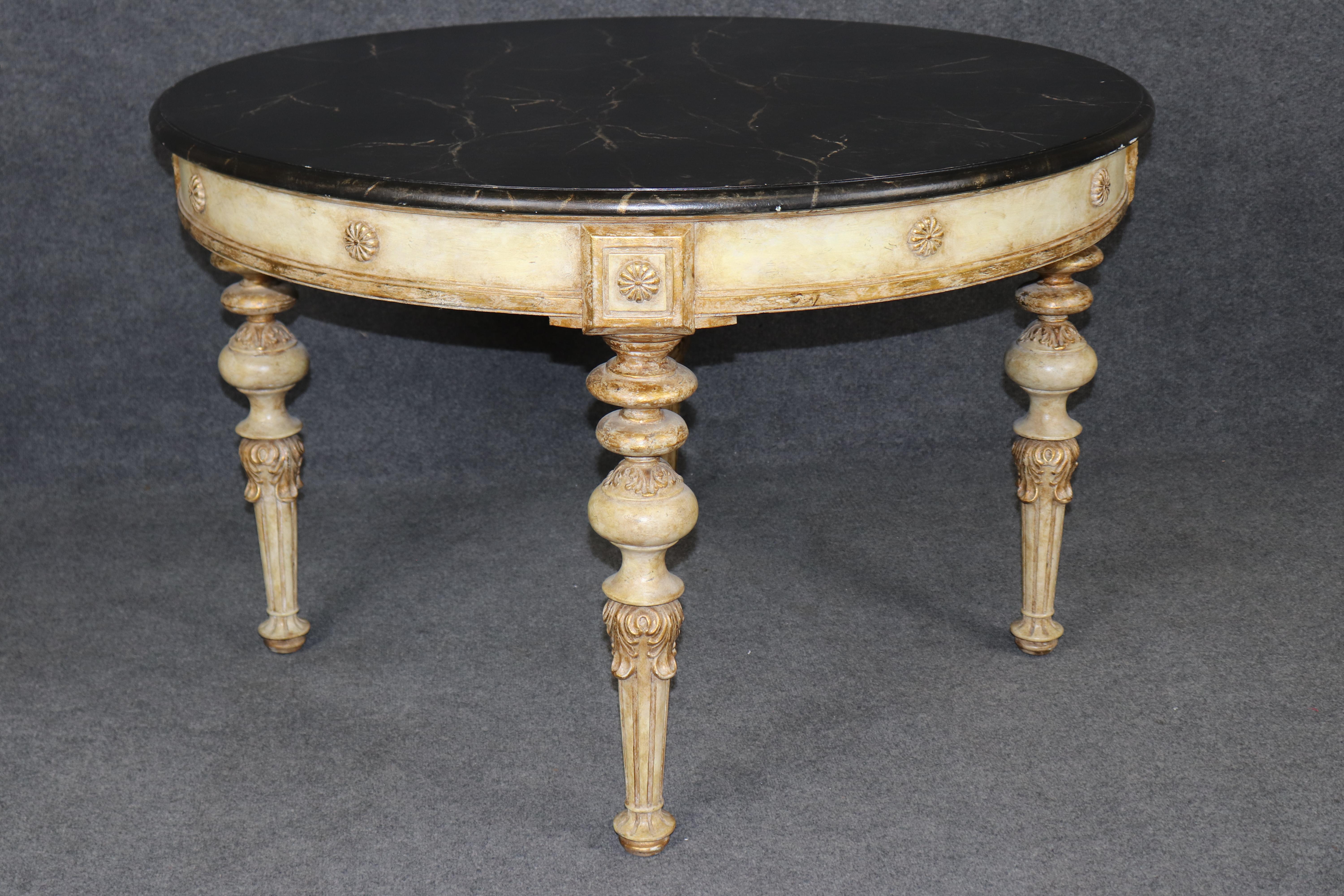 Directoire Style PD & vergoldeter Akzenttisch mit Kunstmarmorplatte (Louis XV.) im Angebot