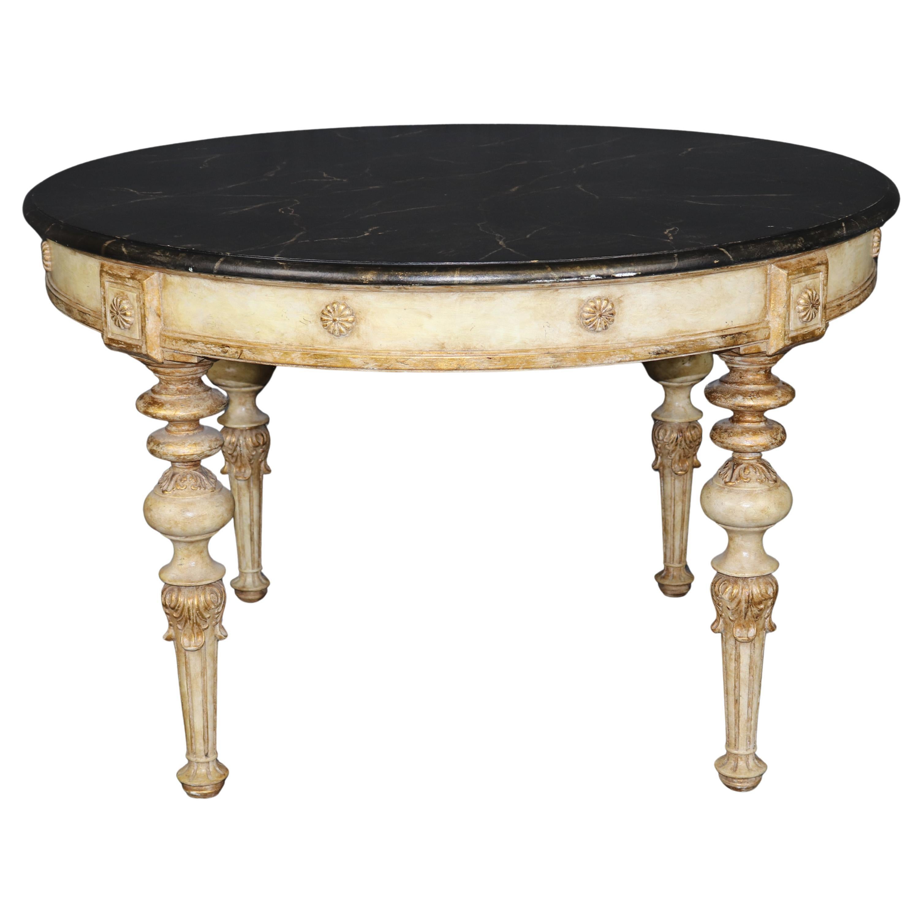 Directoire Style PD & vergoldeter Akzenttisch mit Kunstmarmorplatte im Angebot
