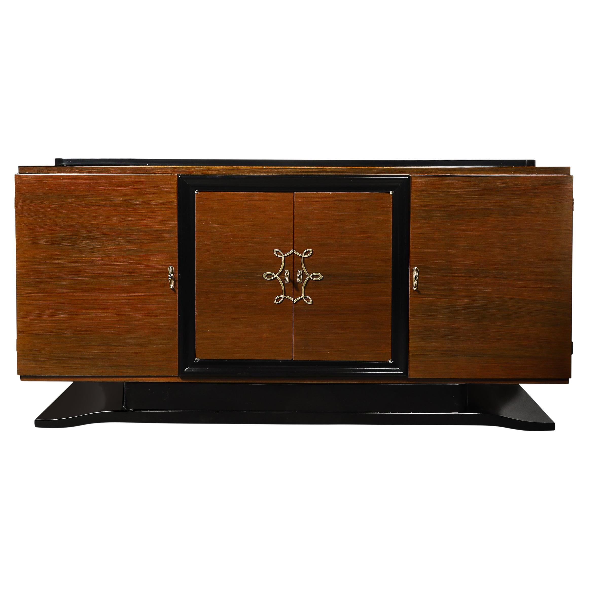 Sideboard im Directoire-Stil aus buchstabiertem Nussbaumholz und schwarzem Lack auf Sockel