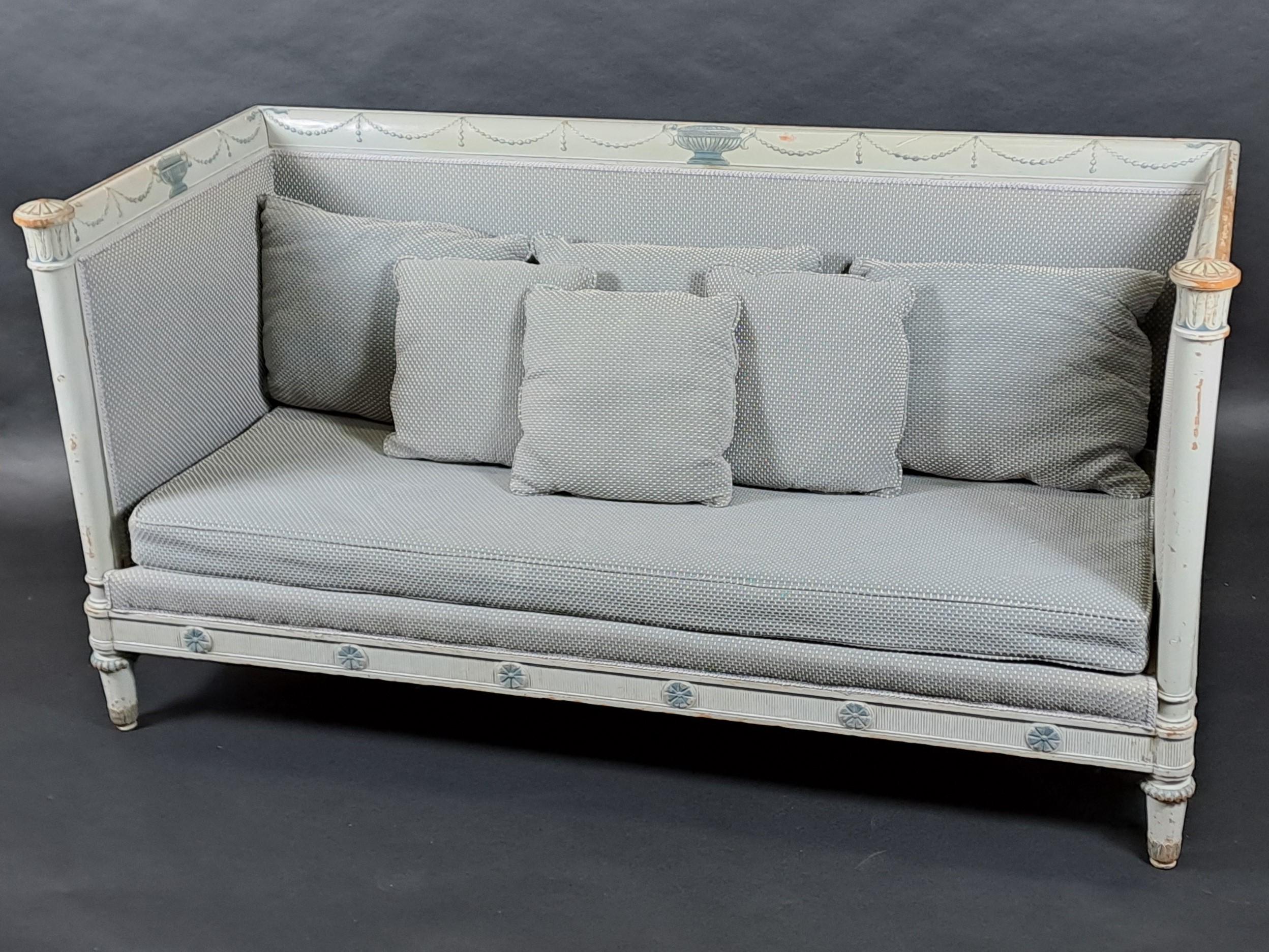 Beautiful sofa in gray lacquered wood with blue trim, finely carved with vases, pearl necklaces and other Directoire-inspired ornaments.

Gray damask fabric and six matching cushions.

French work of good quality around 1900.

Very good condition,