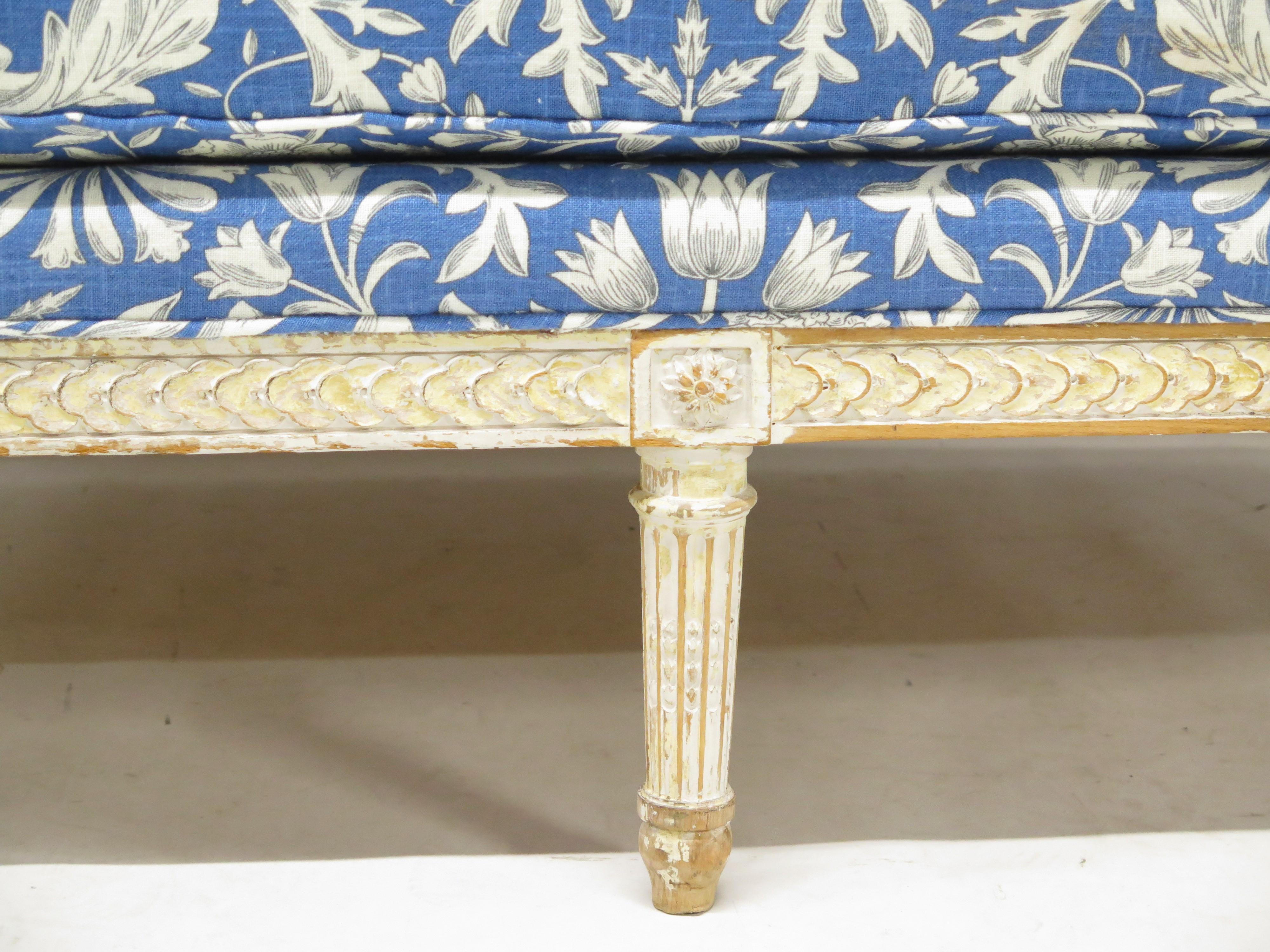 Canapé de style Directoire avec cadre sculpté et peint en vente 4