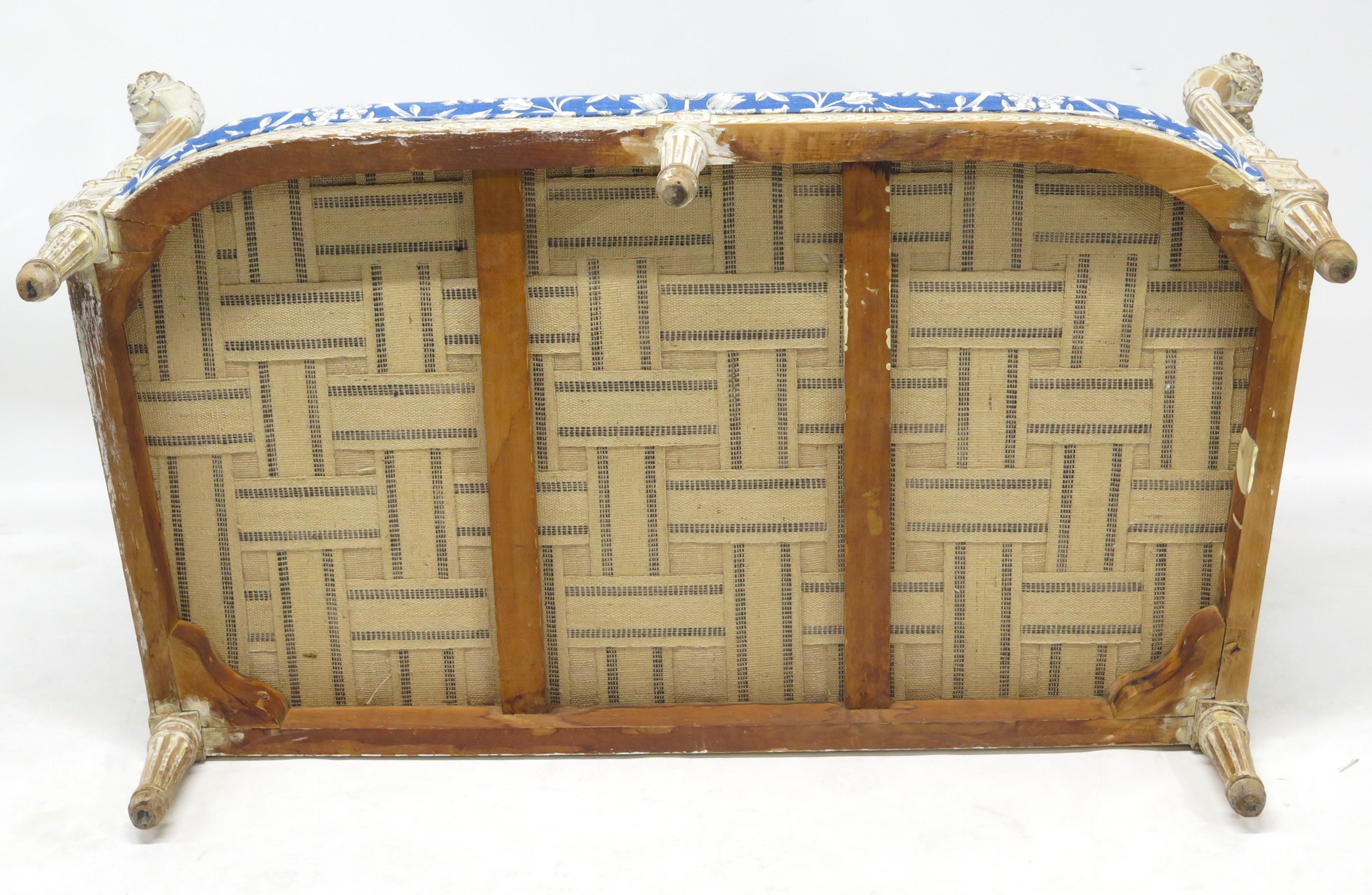 Canapé de style Directoire avec cadre sculpté et peint en vente 8