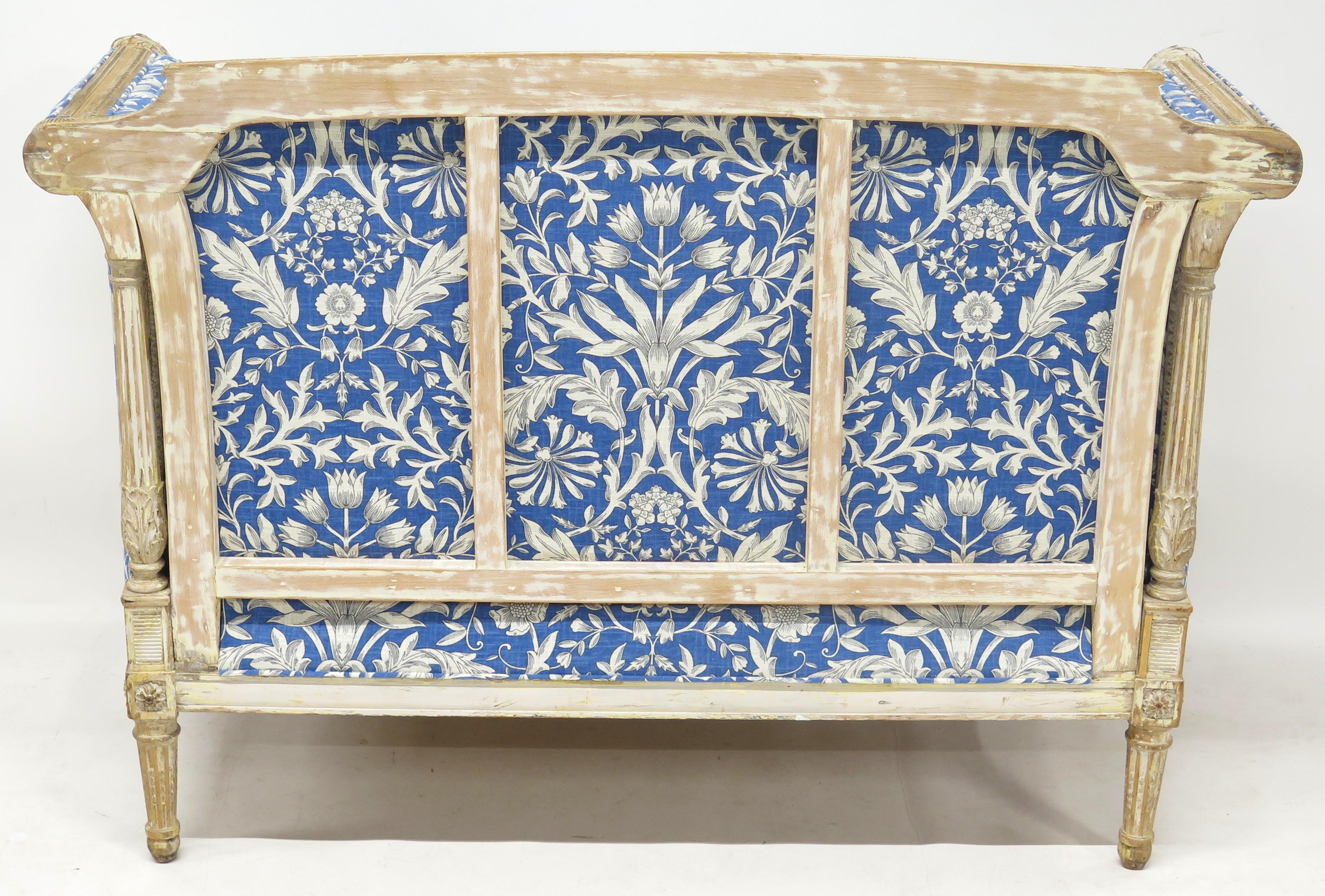 Français Canapé de style Directoire avec cadre sculpté et peint en vente
