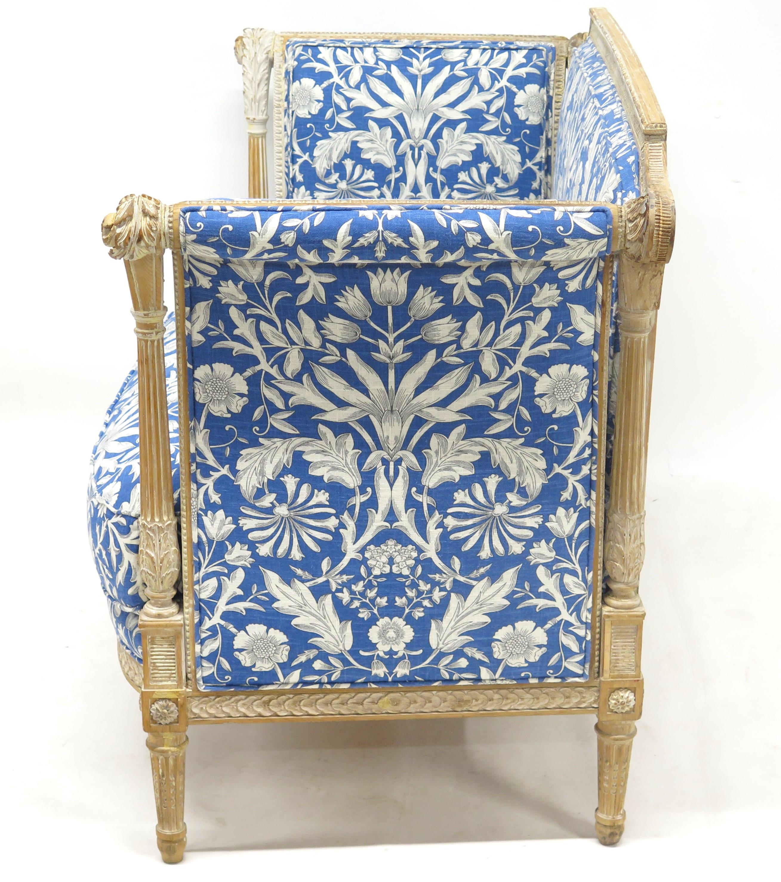 Sculpté à la main Canapé de style Directoire avec cadre sculpté et peint en vente