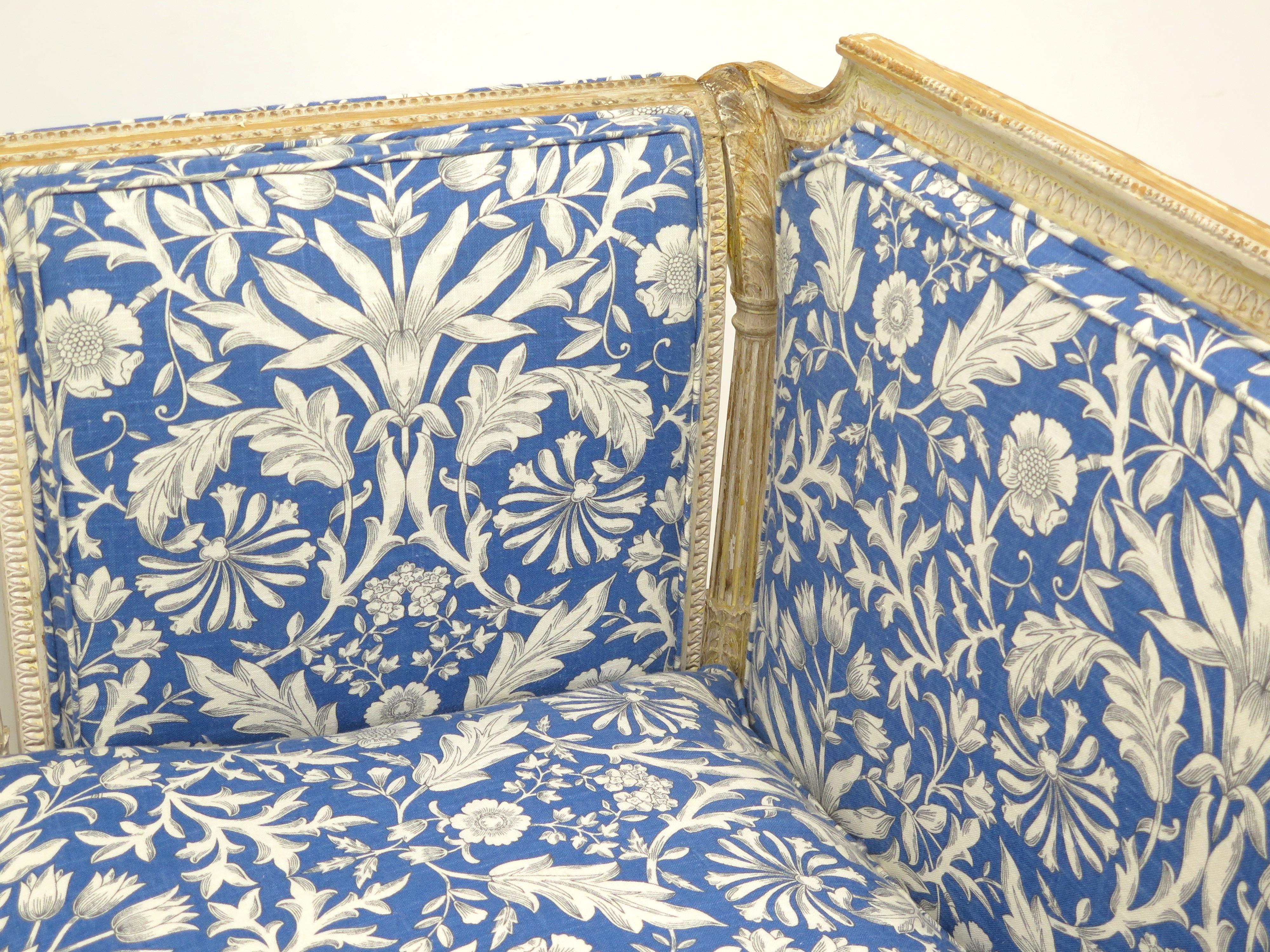 Canapé de style Directoire avec cadre sculpté et peint Bon état - En vente à Dallas, TX
