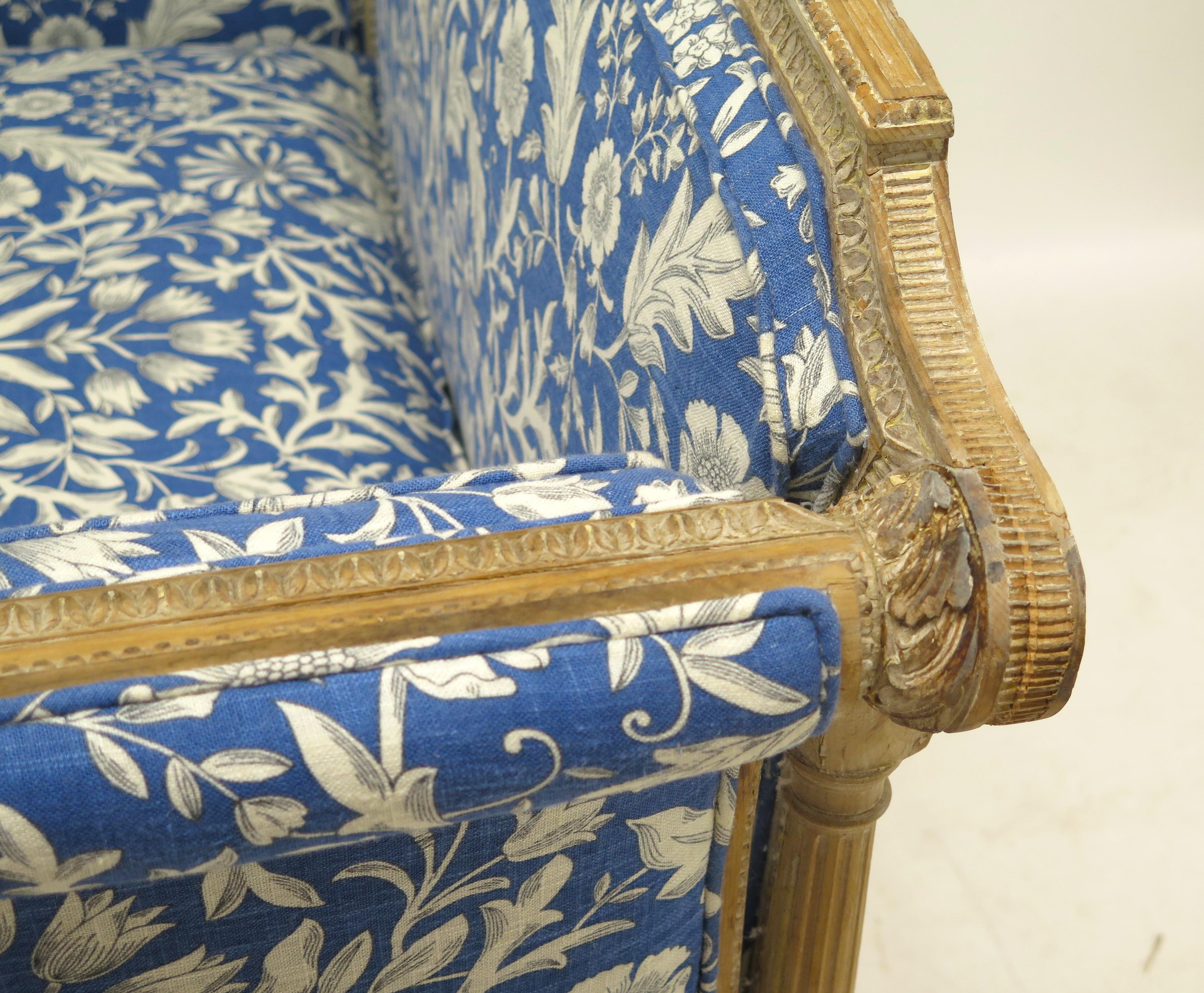 Bois Canapé de style Directoire avec cadre sculpté et peint en vente