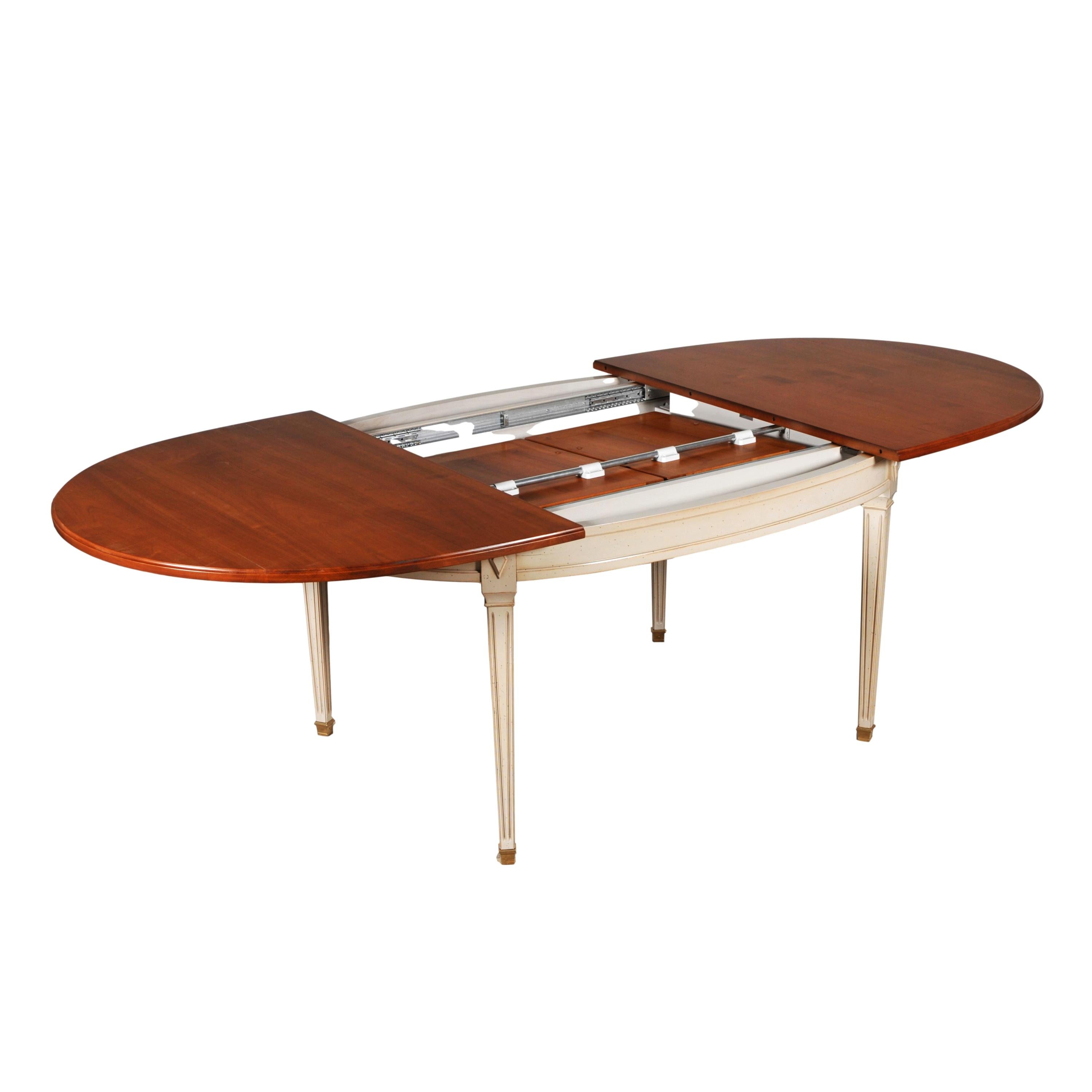 Ovaler Tisch im Directoire-Stil aus Kirschholz mit 2 Verlängerungen, aus Frankreich (21. Jahrhundert und zeitgenössisch) im Angebot