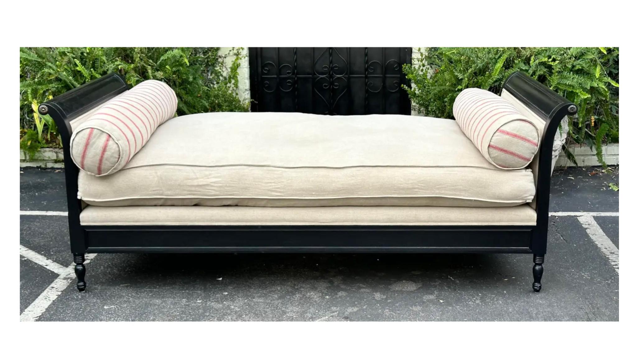Directories Style Black Lacquer Linen & Down Chaise Lounge Daybed In Good Condition In LOS ANGELES, CA