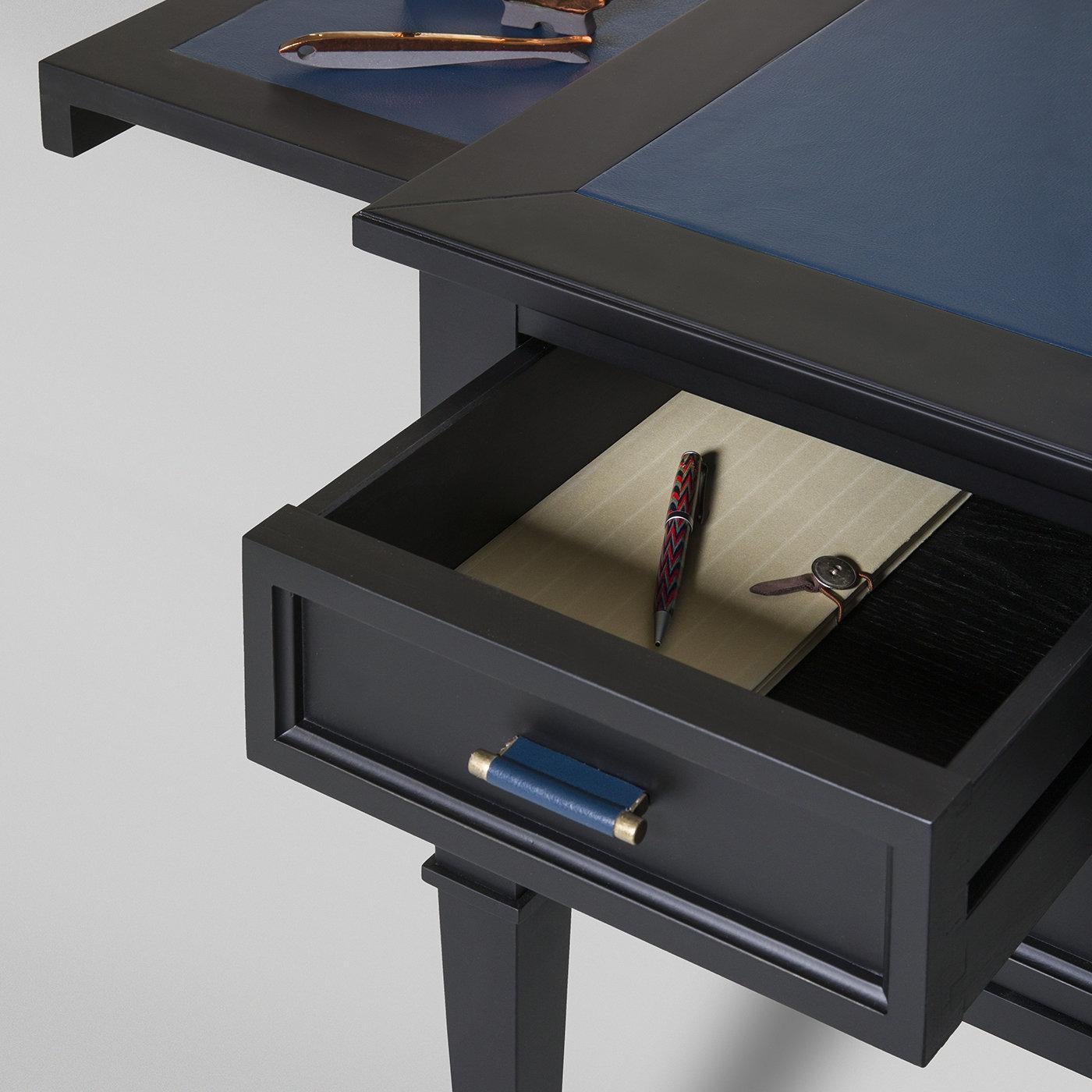 Lignes strictes et classiques pour les petits et grands bureaux Direttorio. Des pièces qui allient fonction et élégance, rendant chaque pièce unique et intemporelle. Ce bureau est fabriqué en bois de cerisier avec un plateau en cuir bleu précieux.