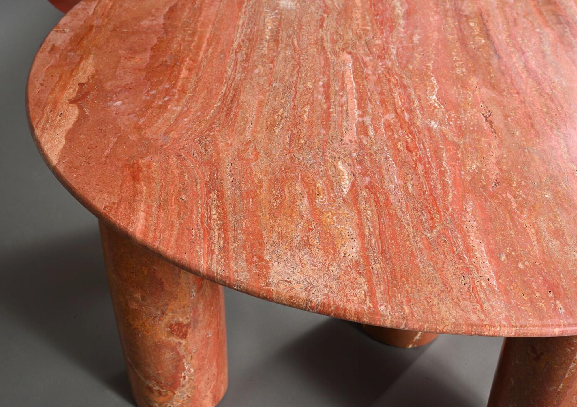Fait à la machine Table de salle à manger en travertin rouge IL COLONNATO par Mario Bellini Ed. Cassina 1970 en vente