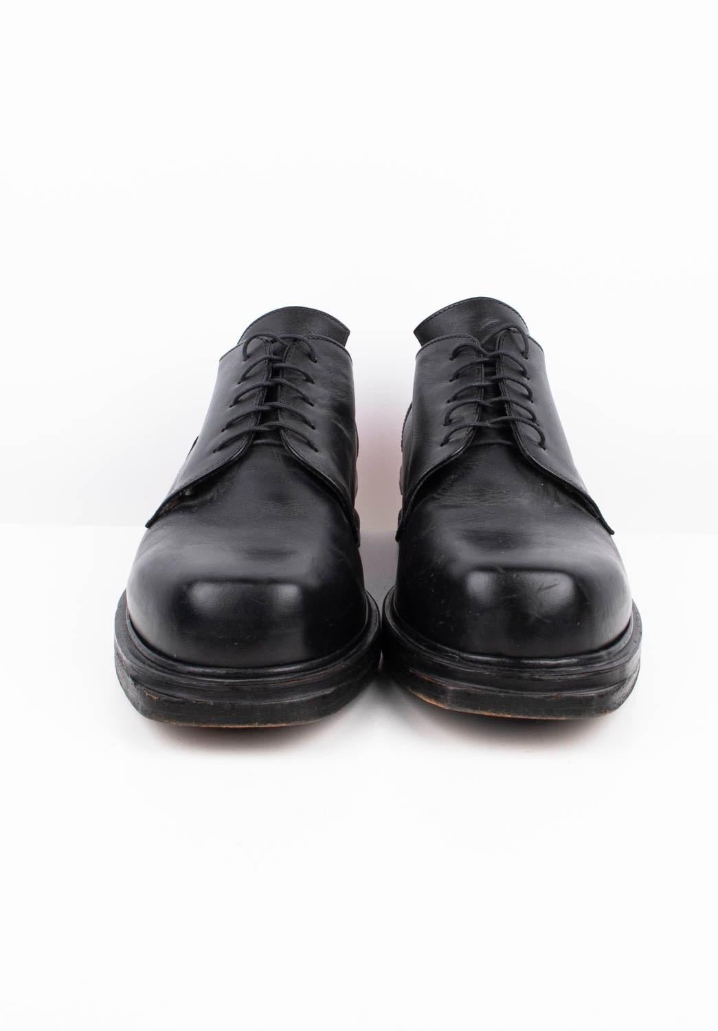 Consultez mes autres annonces. A beaucoup d'autres vêtements de marque à vendre. Ouvert à toutes les offres.
L'article mis en vente est 100% authentique Dirk Bikkembergs Vintage Derbies Homme Chaussures, nocode, VINU0
Couleur : noir
(La couleur