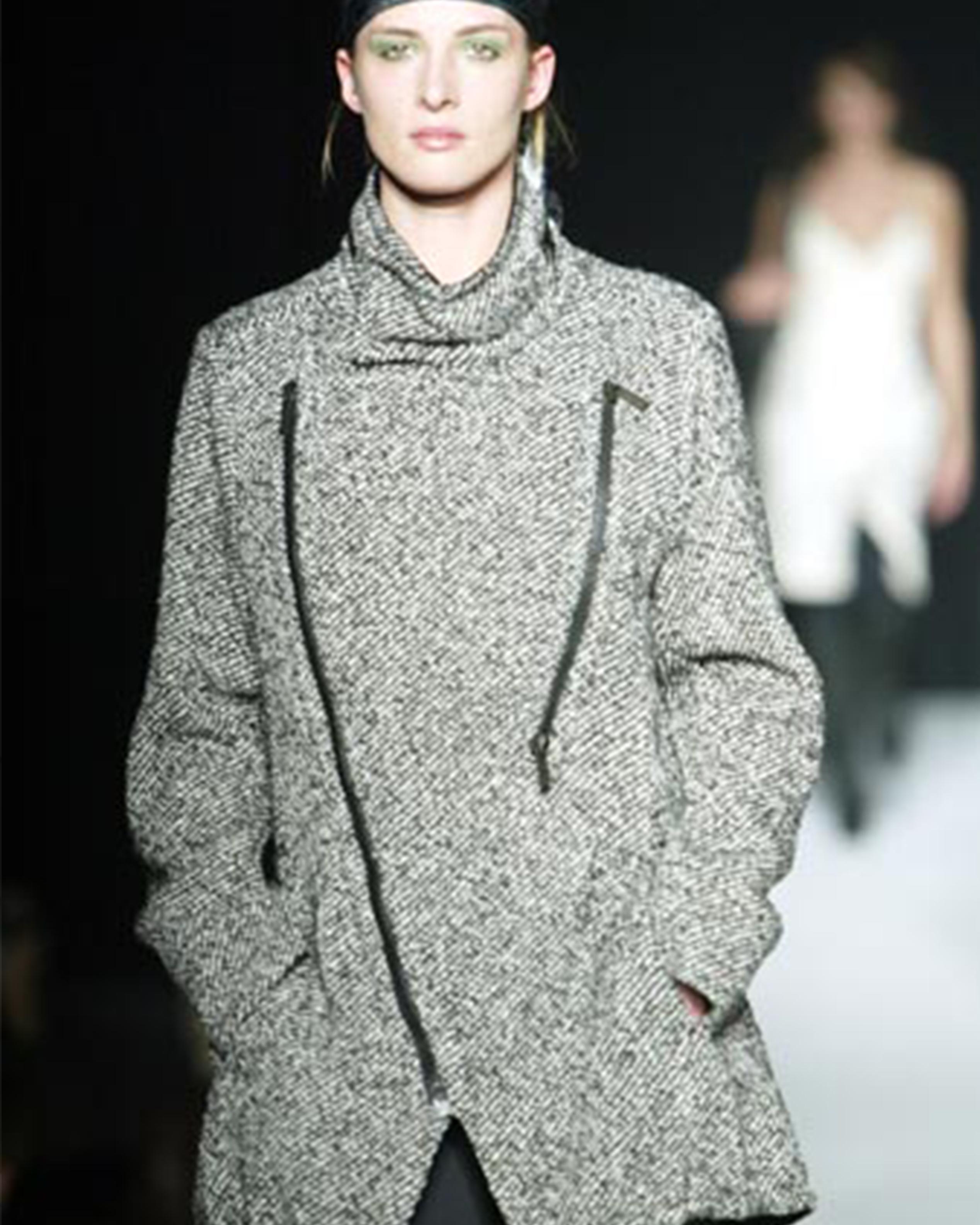 - Conçu par Dirk Bikkembergs
- Collection automne-hiver 2003
- Objet du défilé
- Veste zippée asymétrique en laine
- Fermeture à glissière asymétrique
- Poches zippées sur le devant
- Haute encolure zippée avec capuche cachée
- Fermeture par
