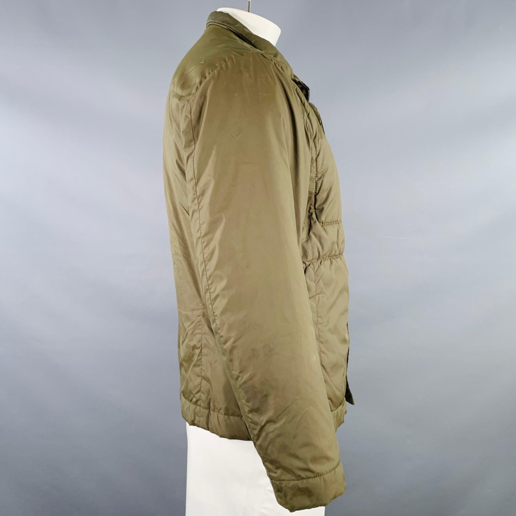 Giacca Dirk Bikkembergs
in tessuto misto poliestere color verde oliva, con quattro tasche nascoste e due doppie cerniere extra lunghe e chiusura con zip e bottoni automatici nascosti. Buone condizioni d'uso. Moderati segni di usura, si prega di