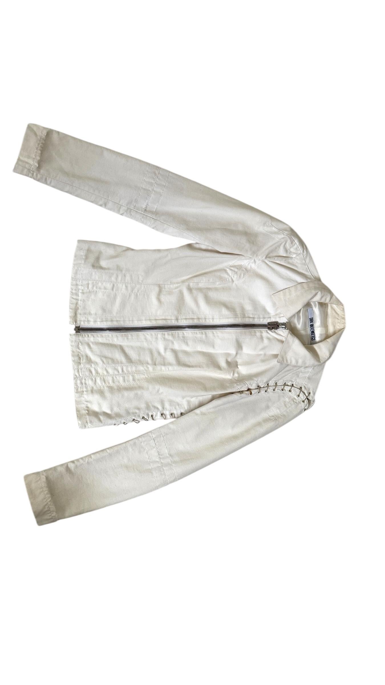 Entrez dans l'univers avant-gardiste du créateur belge Dirk Bikkembergs avec cette rare veste vintage en coton, qui incarne le mélange de force et de sensualité propre au créateur. Le travail de Bikkembergs redéfinit la mode en fonction du sexe et