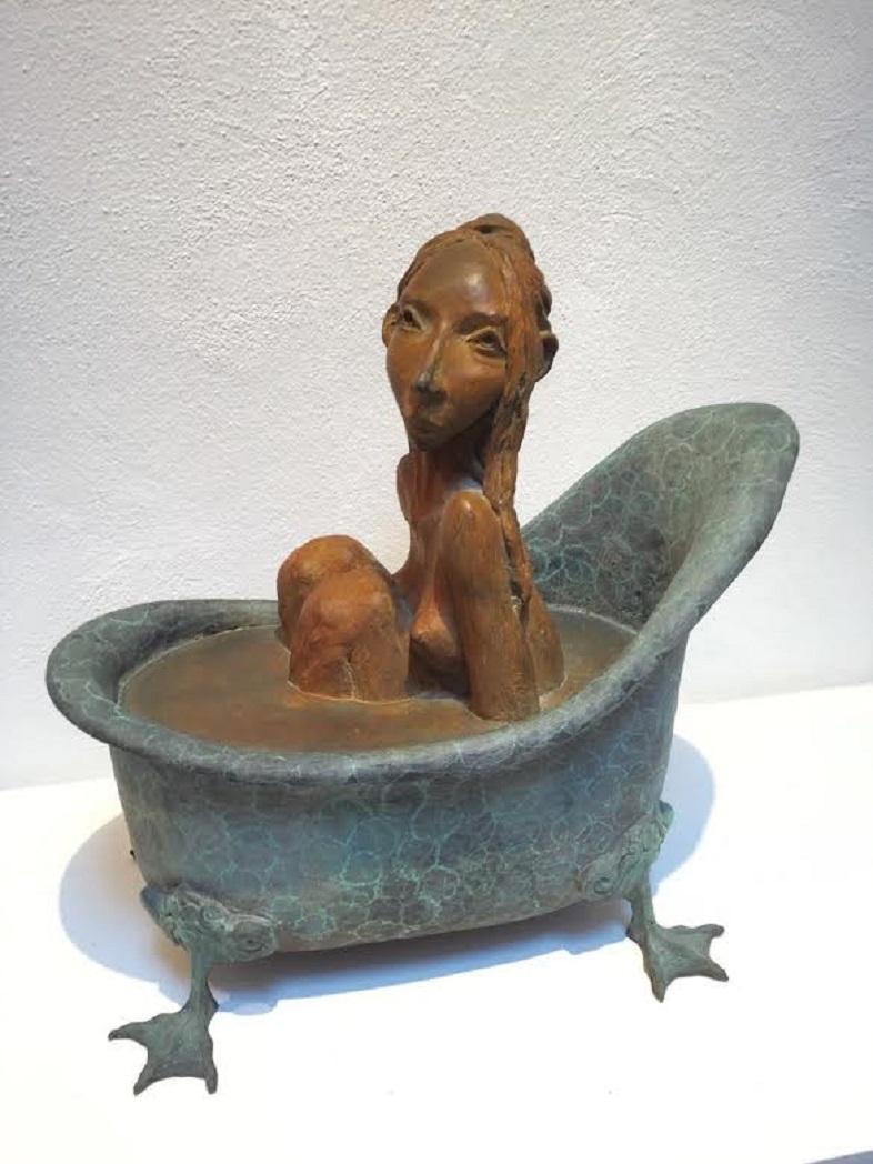 Sculpture en bronze « Au Bain Marie se baignant avec une femme de bain » représentant une femme nue (en stock)  - Or Figurative Sculpture par Dirk de Keyzer