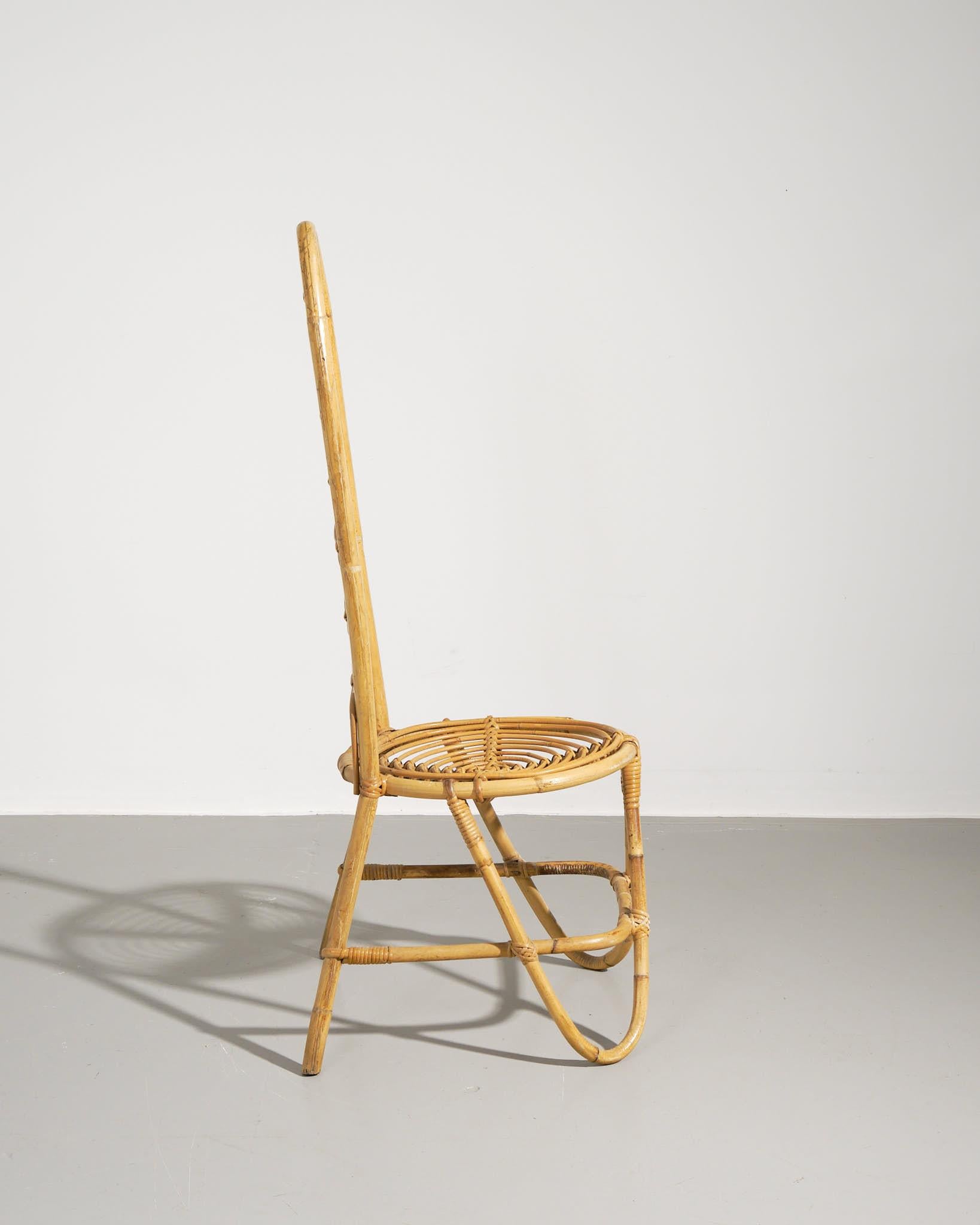 Ein markanter Stuhl mit hoher Rückenlehne, entworfen von Dirk Van Sliedrecht für Rohe Noordwolde, Niederlande, um 1960. Dieses aus Bambus und Rattan gefertigte skulpturale Stück verkörpert die entspannte Eleganz und den organischen Modernismus, die