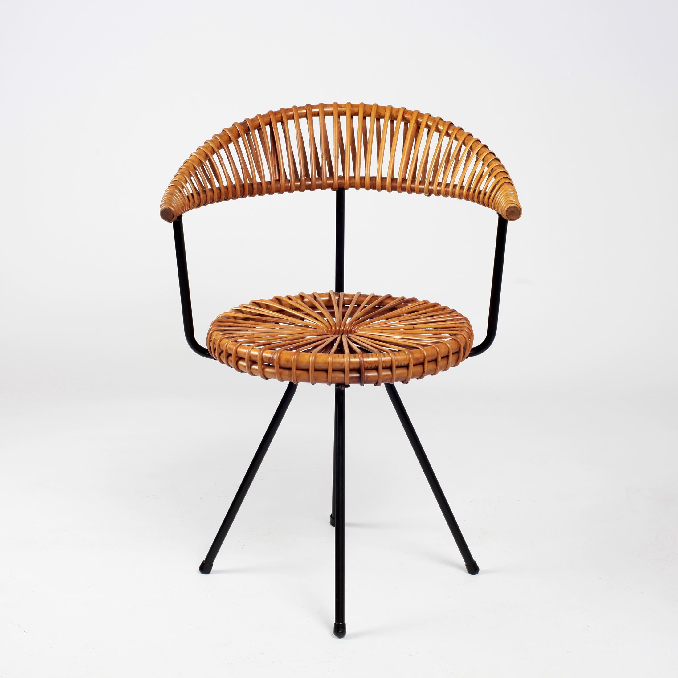 Elegant rattan chair designed by Dirk Van Sliedrecht for Jonkers Noordwolde in the 1950s in the Netherlands. Rattan seat and backrest and black metal structure.
The chair is in a very good vintage condition.

 