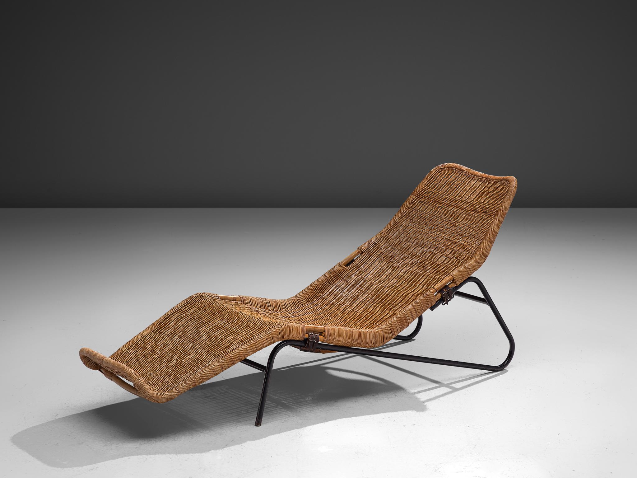 Dirk van Sliedrecht for Jonkers, daybed, wicker, metal, leather, the Netherlands, 1950s

Functionalist chaise longue designed by Dirk van Sliedrecht. The crafted rattan seat with an organic shape, following the curves of the human body. The