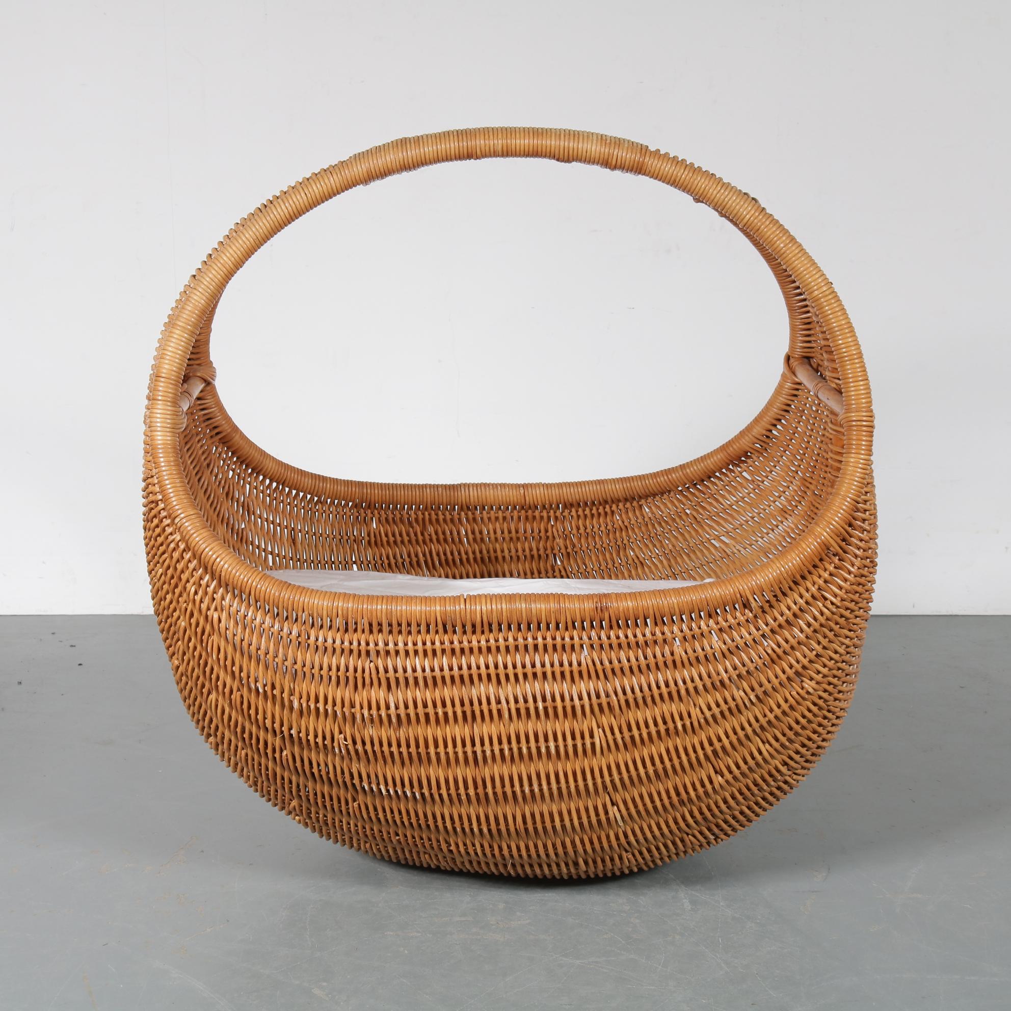 A unique baby basket / bassinet by Dirk van Sliedregt, manufactured by Rohé in the Netherlands, circa 1950.

The basket is very well made of high quality wicker. In a round shape with integrated handle. It has a comfortable white fabric cushion