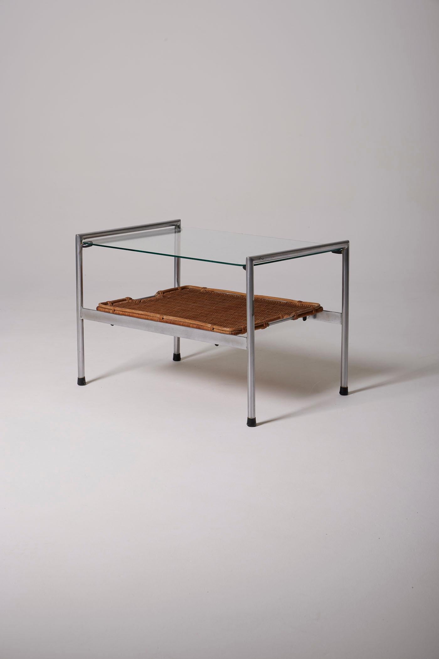 Couchtisch oder Beistelltisch des niederländischen Designers Dirk Van Sliedregt, aus den 1950er Jahren. Er besteht aus einer Tischplatte aus Glas, einem abnehmbaren Tablett aus geflochtenem Rattan und einem Untergestell aus gebürstetem Stahl. In