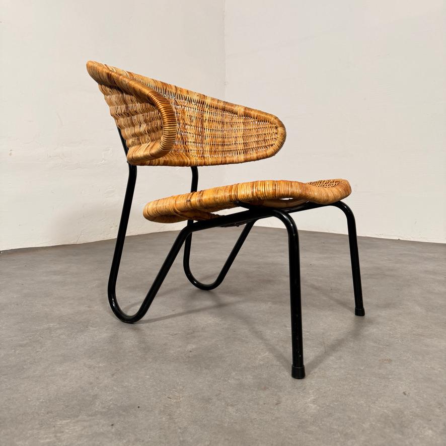 Dirk van Sliedregt pour Gebroeders Jonkers Pays-Bas 1954.

Easy chair #568 avec une structure en acier mofflé noir avec des pieds en boucle à l'arrière. 
Le dossier et l'assise en forme de U sont en rotin tressé. 

Cette chaise rare fait partie de